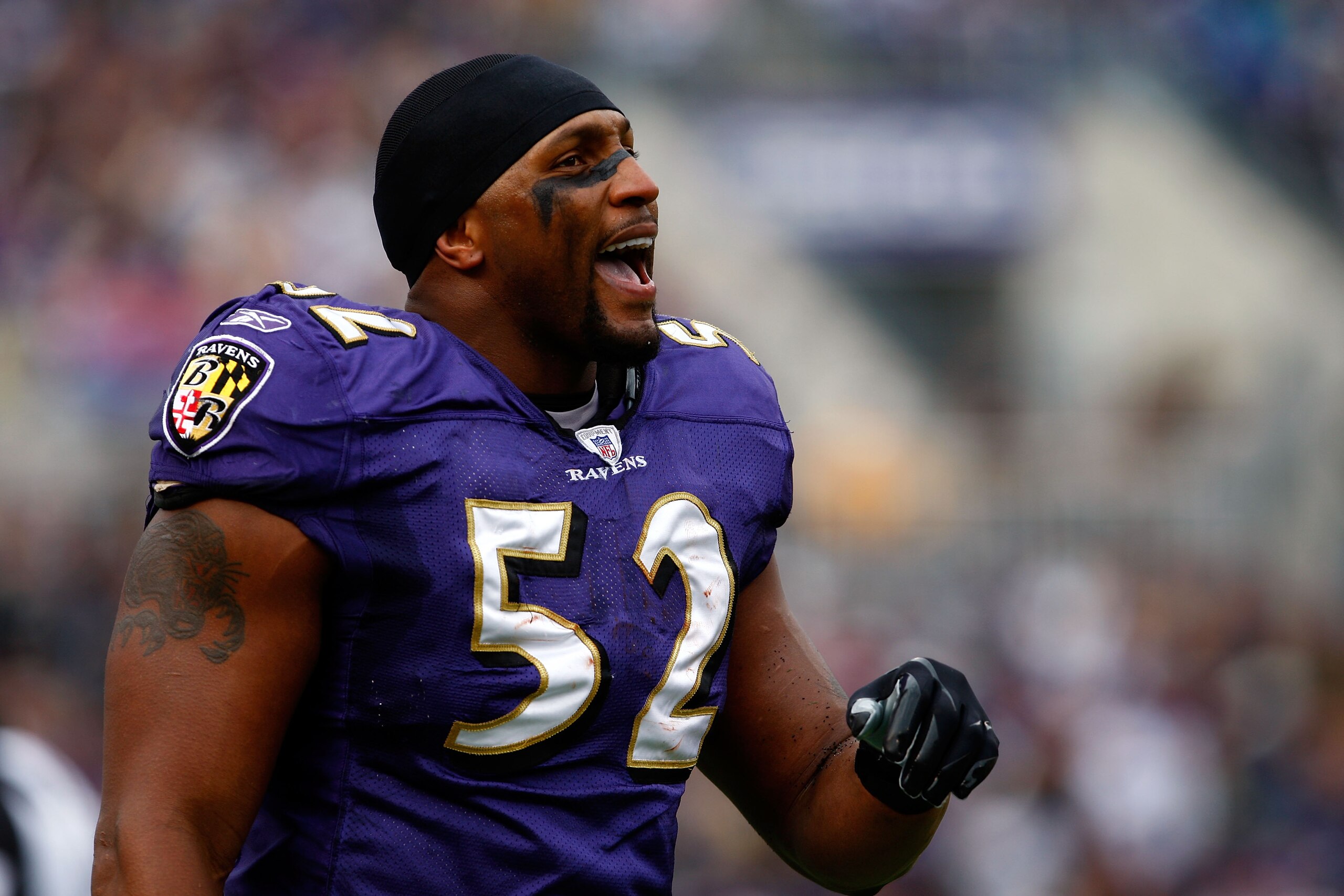 BALTIMORE - NOVEMBER 18:  Ray Lewis #52 of the Baltimore Ravens yells toward teammates during the first half of the game against the Cleveland Browns on November 18, 2007 at M&T Bank Stadium in Baltimore, Maryland.  (Photo by Jamie Squire/Getty Images)