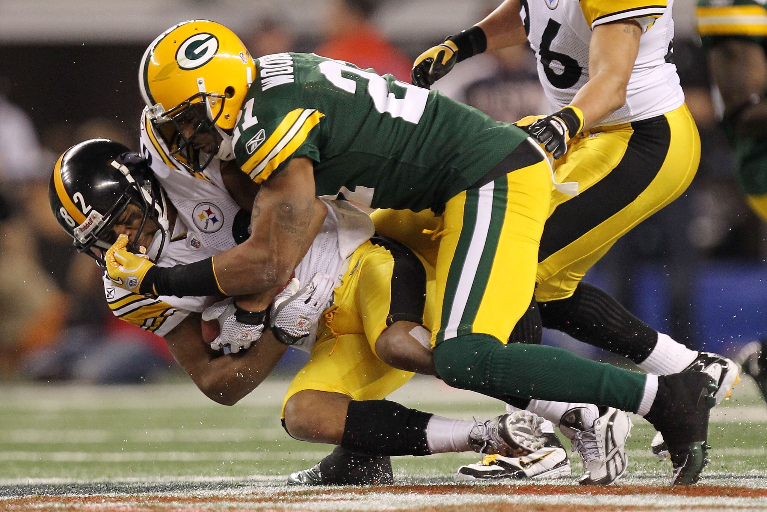 ARLINGTON, TX - FEBRUARY 06:  Antwaan Randle El #82 of the Pittsburgh Steelers is tackled by Charles Woodson #21 of the Green Bay Packers during the second quarter of Super Bowl XLV at Cowboys Stadium on February 6, 2011 in Arlington, Texas.  (Photo by Ro
