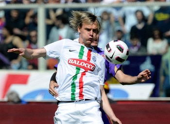 FLORENCE, ITALY - APRIL 17:  Milos Krasic of Juventus FC battles for the ball during the Serie A match between ACF Fiorentina and Juventus FC at Stadio Artemio Franchi on April 17, 2011 in Florence, Italy.  (Photo by Claudio Villa/Getty Images)