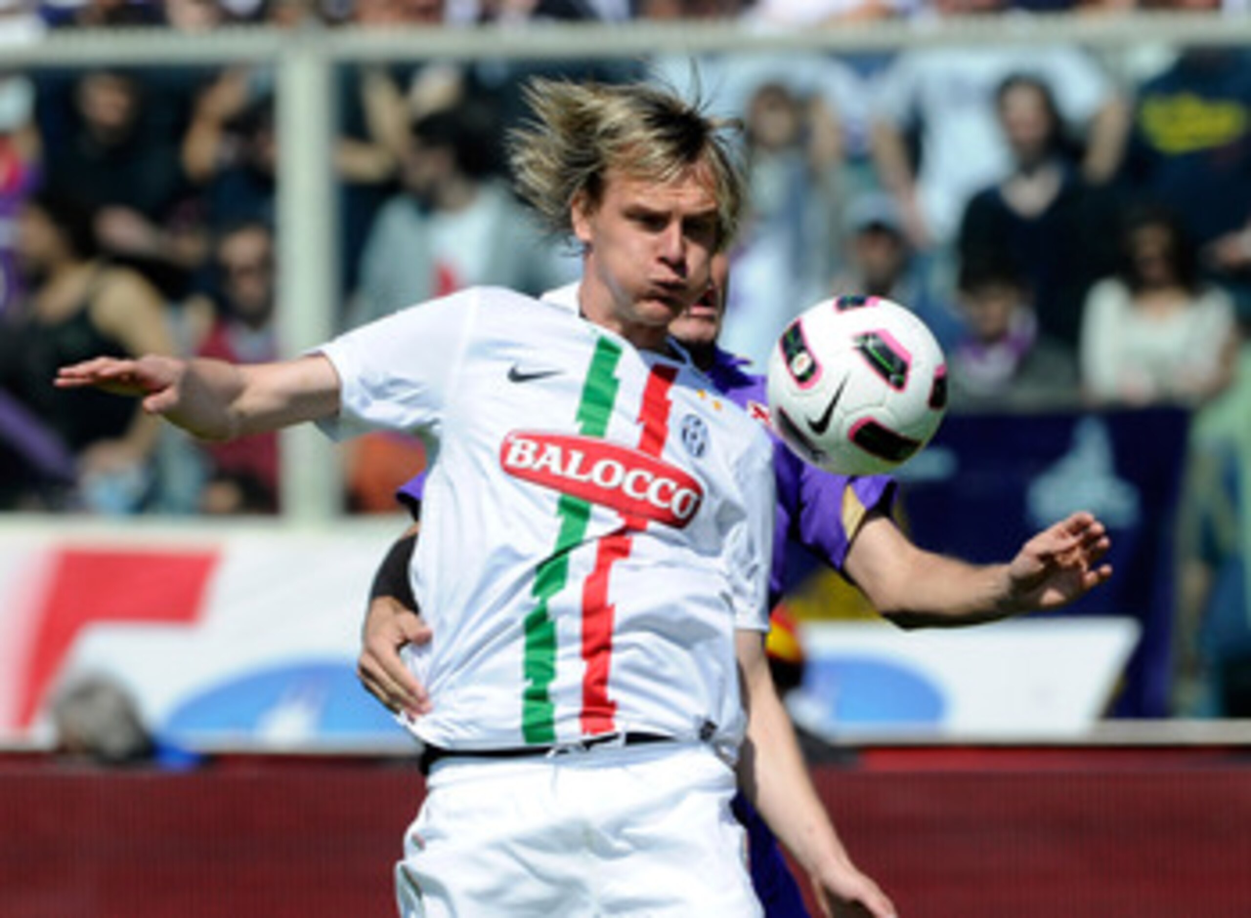 FLORENCE, ITALY - APRIL 17:  Milos Krasic of Juventus FC battles for the ball during the Serie A match between ACF Fiorentina and Juventus FC at Stadio Artemio Franchi on April 17, 2011 in Florence, Italy.  (Photo by Claudio Villa/Getty Images)