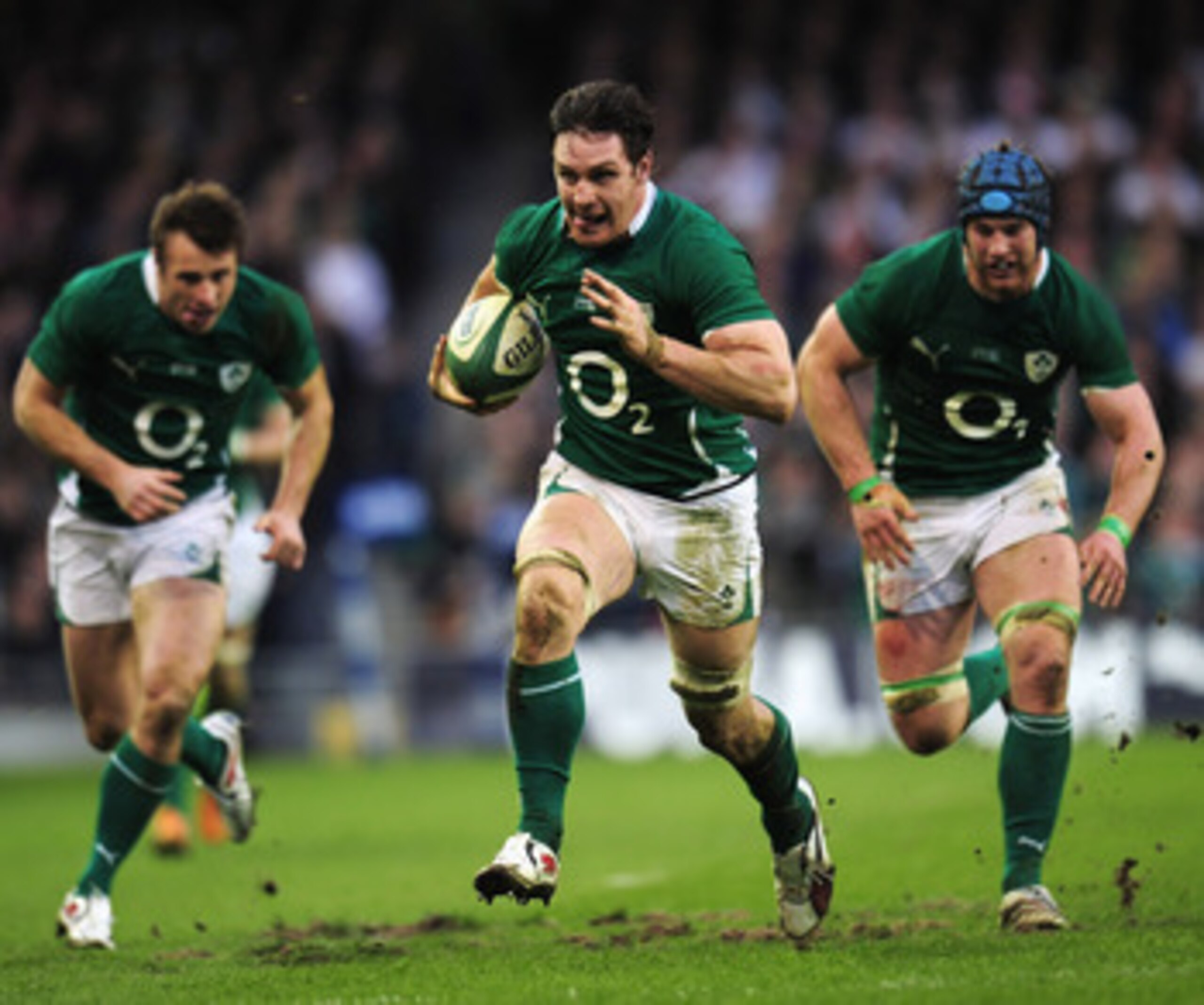 DUBLIN, IRELAND - MARCH 19:  David Wallace of Ireland breaks with the ball during the RBS 6 Nations match between Ireland and England at the Aviva Stadium March 19, 2011 in Dublin, Ireland  (Photo by Shaun Botterill/Getty Images)