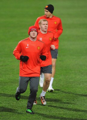 MARSEILLE, FRANCE - FEBRUARY 22: Wayne Rooney, Paul Scholes and Gabriel Obertan warm up during the Manchester United training session at the Stade Velodrome on February 22, 2011 in Marseille, France.  (Photo by Michael Regan/Getty Images)