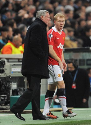 MARSEILLE, FRANCE - FEBRUARY 23: Sir Alex Ferguson, manager of Manchester United talks to Paul Scholes during the UEFA Champions League round of 16 first leg match between Marseille and Manchester United at the Stade Velodrome on February 23, 2011 in Mars