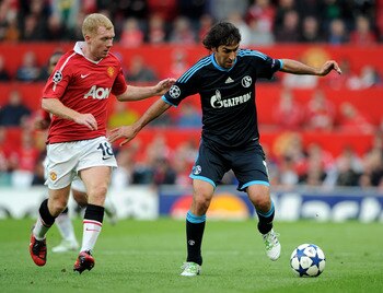MANCHESTER, ENGLAND - MAY 04:  Raul Gonzalez of Schalke competes with Paul Scholes of Manchester United during the UEFA Champions League Semi Final second leg match between Manchester United and Schalke at Old Trafford on May 4, 2011 in Manchester, Englan