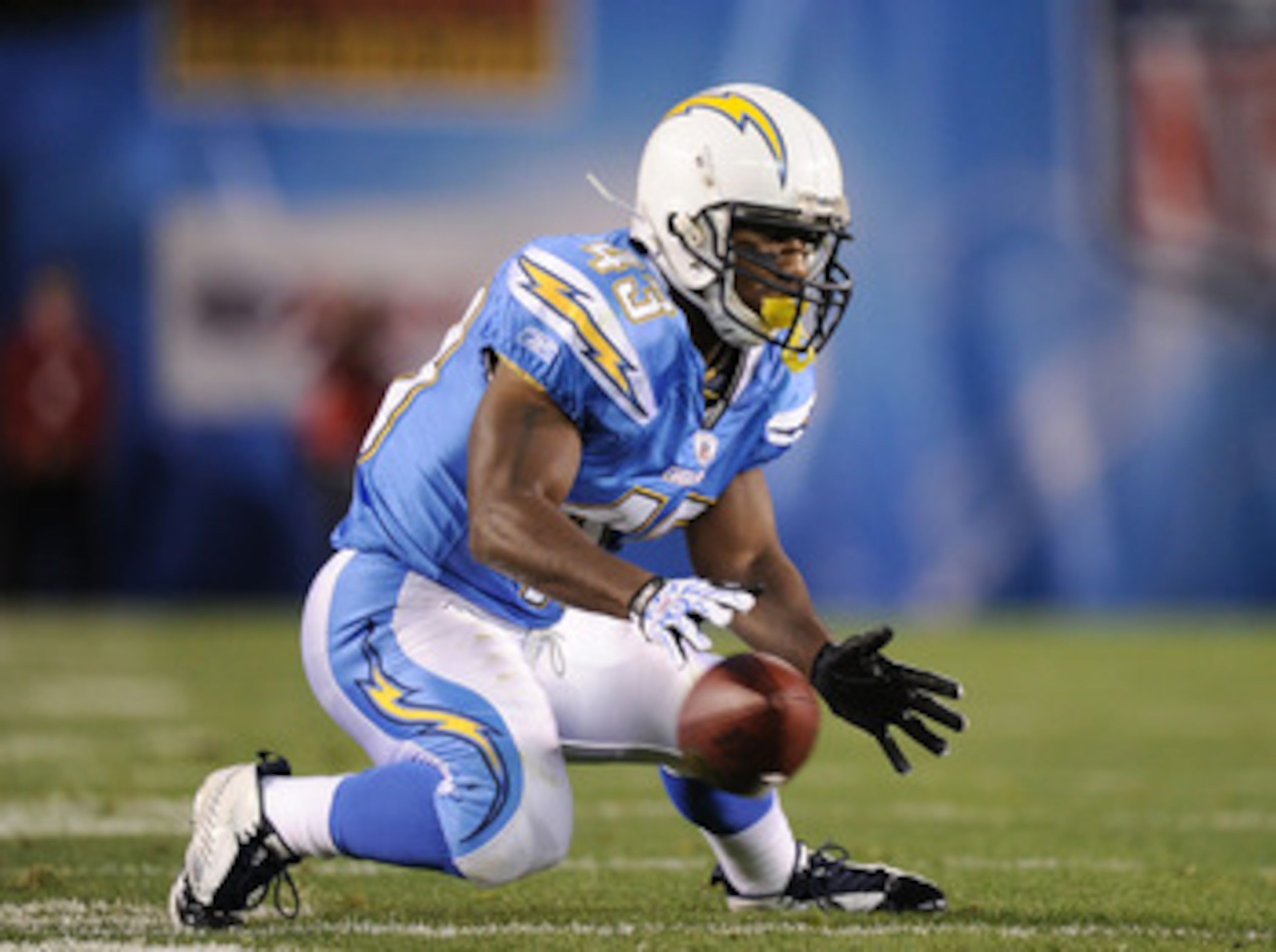 SAN DIEGO, CA - DECEMBER 16:  Running Back Darren Sproles #43 of the San Diego Chargers is unable to make a catch against the San Francisco 49ers in the first quarter at Qualcomm Stadium on December 16, 2010 in San Diego, California.  (Photo by Harry How/