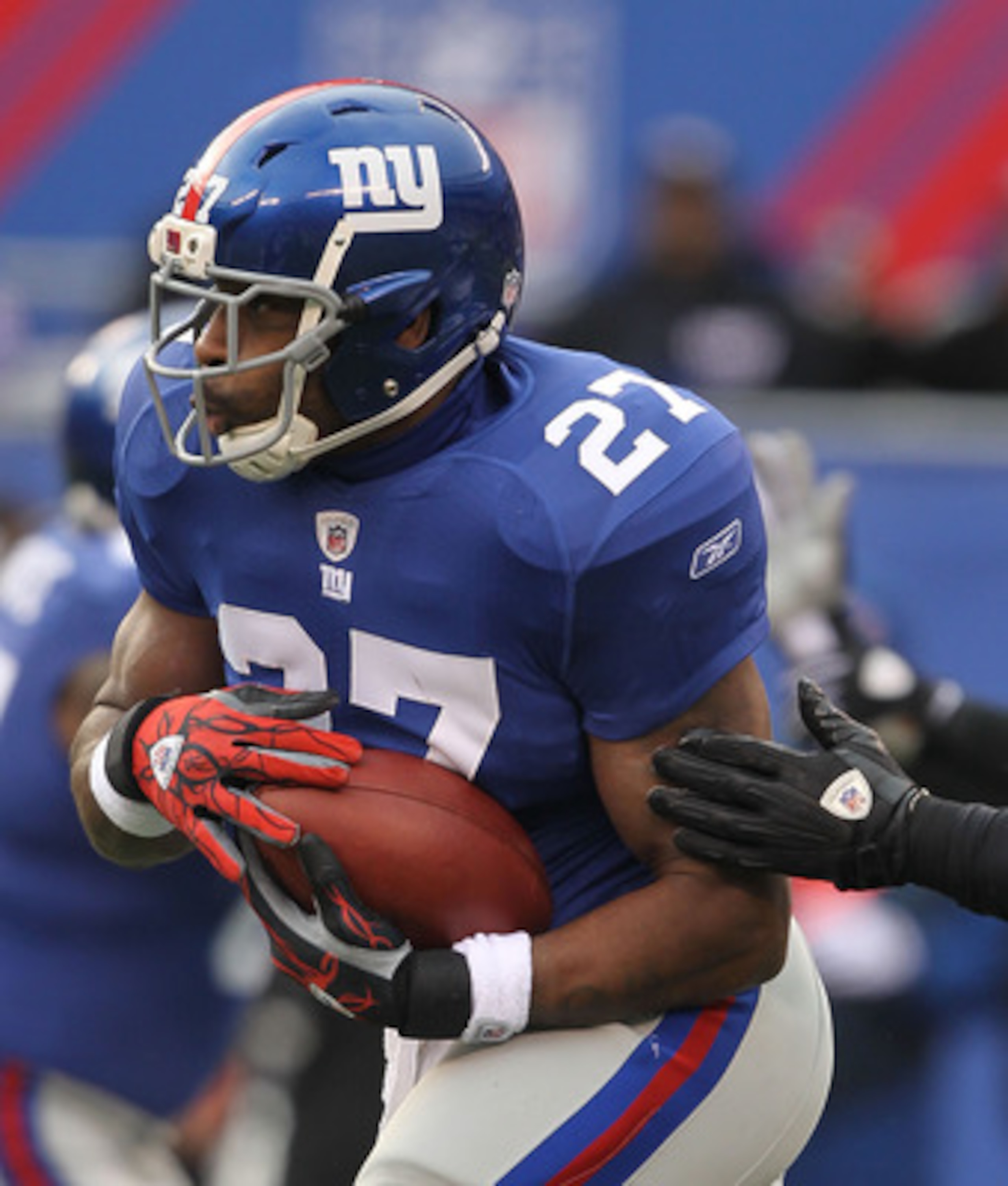 EAST RUTHERFORD, NJ - DECEMBER 19:  Brandon Jacobs #27 of the New York Giants runs with the ball against  the Philadelphia Eagles during their game on December 19, 2010 at The New Meadowlands Stadium in East Rutherford, New Jersey.  (Photo by Al Bello/Get