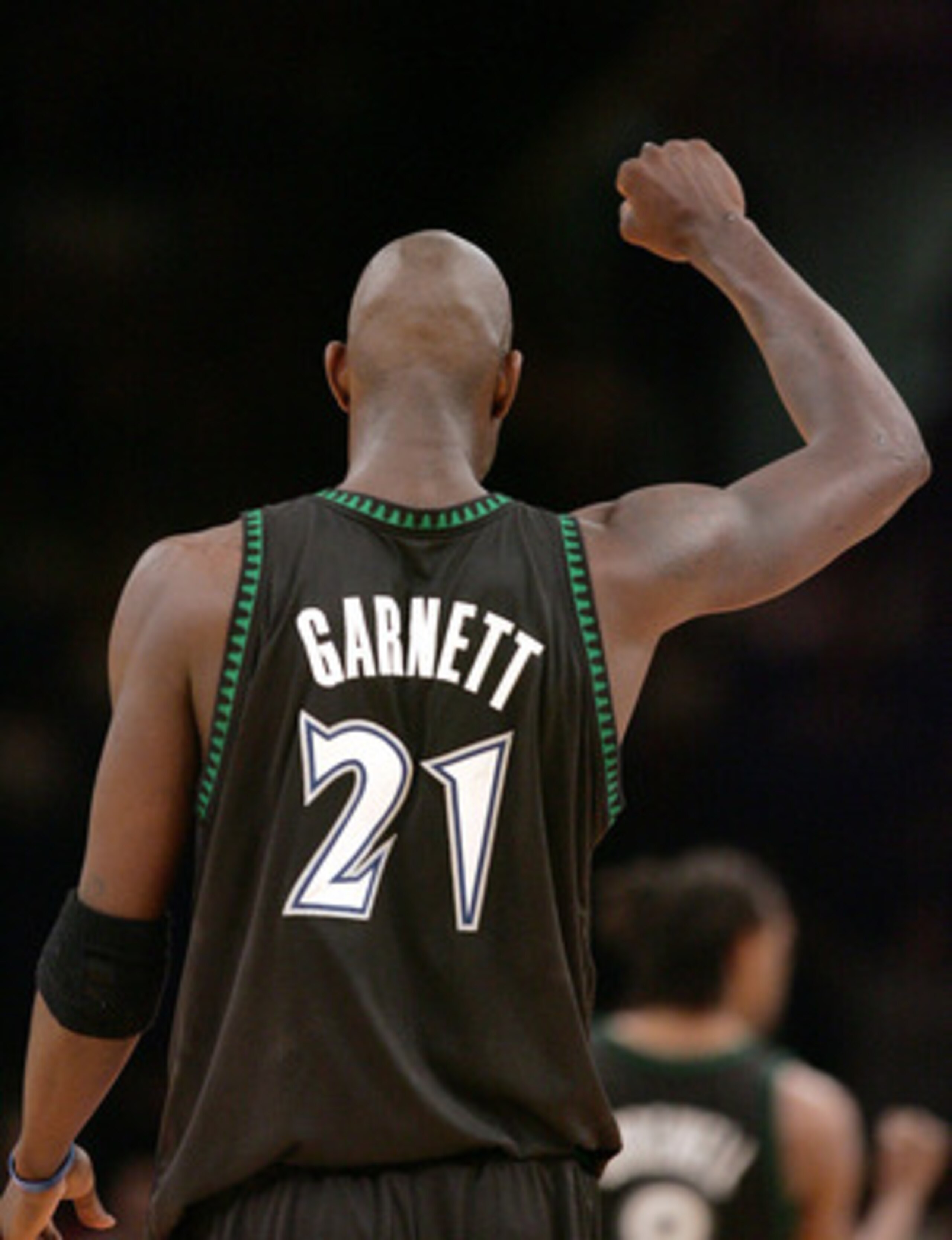 NEW YORK - DECEMBER 29:  Kevin Garnett #21 of the Minnesota Timberwolves pumps his fist after a teammate scores against the New York Knicks on December 29, 2004 at Madison Square Garden in New York City.  NOTE TO USER:  User expressly acknowledges and agr