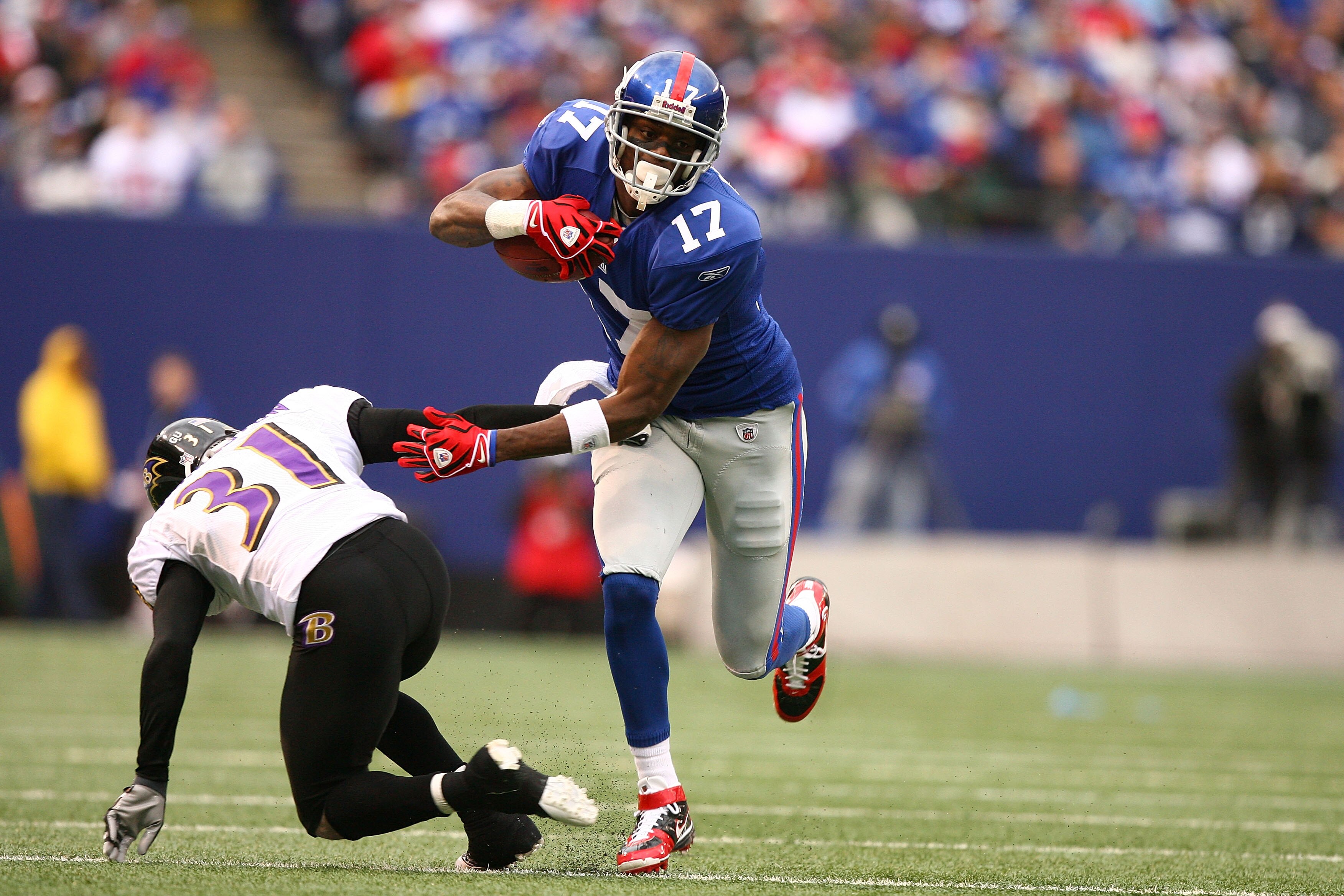 EAST RUTHERFORD, NJ - NOVEMBER 16: Plaxico Burress #17 of the New York Giants eludes the tackle of Fabian Washington #31 of the Baltimore Ravens during their game on November 16, 2008 at Giants Stadium in East Rutherford, New Jersey. (Photo by Al Bello/ EAST RUTHERFORD, NJ - NOVEMBER 16: Plaxico Burress #17 of the New York Giants eludes the tackle of Fabian Washington #31 of the Baltimore Ravens during their game on November 16, 2008 at Giants Stadium in East Rutherford, New Jersey. (Photo by Al Bello/
