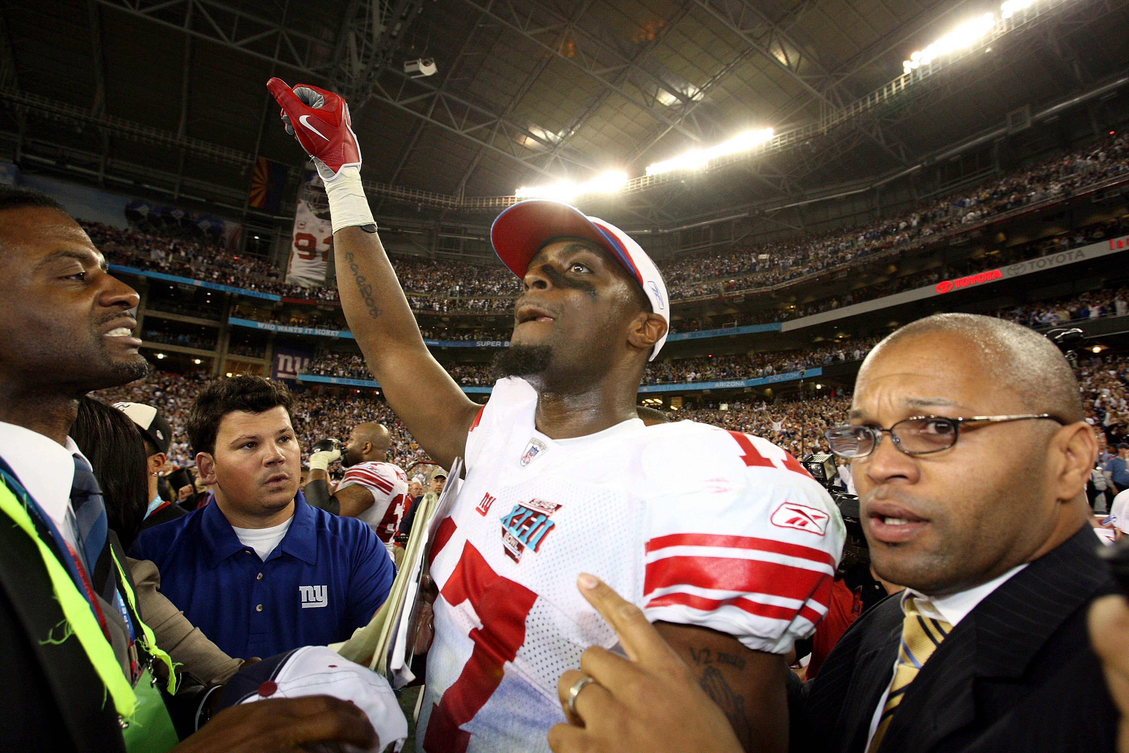 GLENDALE, AZ - FEBRUARY 03: Wide receive Plaxico Burress #17 of the New York Giants walks off the field after the Giants defeated the New England Patriots 17-14 during Super Bowl XLII on February 3, 2008 at the University of Phoenix Stadium in Glendale, GLENDALE, AZ - FEBRUARY 03: Wide receive Plaxico Burress #17 of the New York Giants walks off the field after the Giants defeated the New England Patriots 17-14 during Super Bowl XLII on February 3, 2008 at the University of Phoenix Stadium in Glendale,