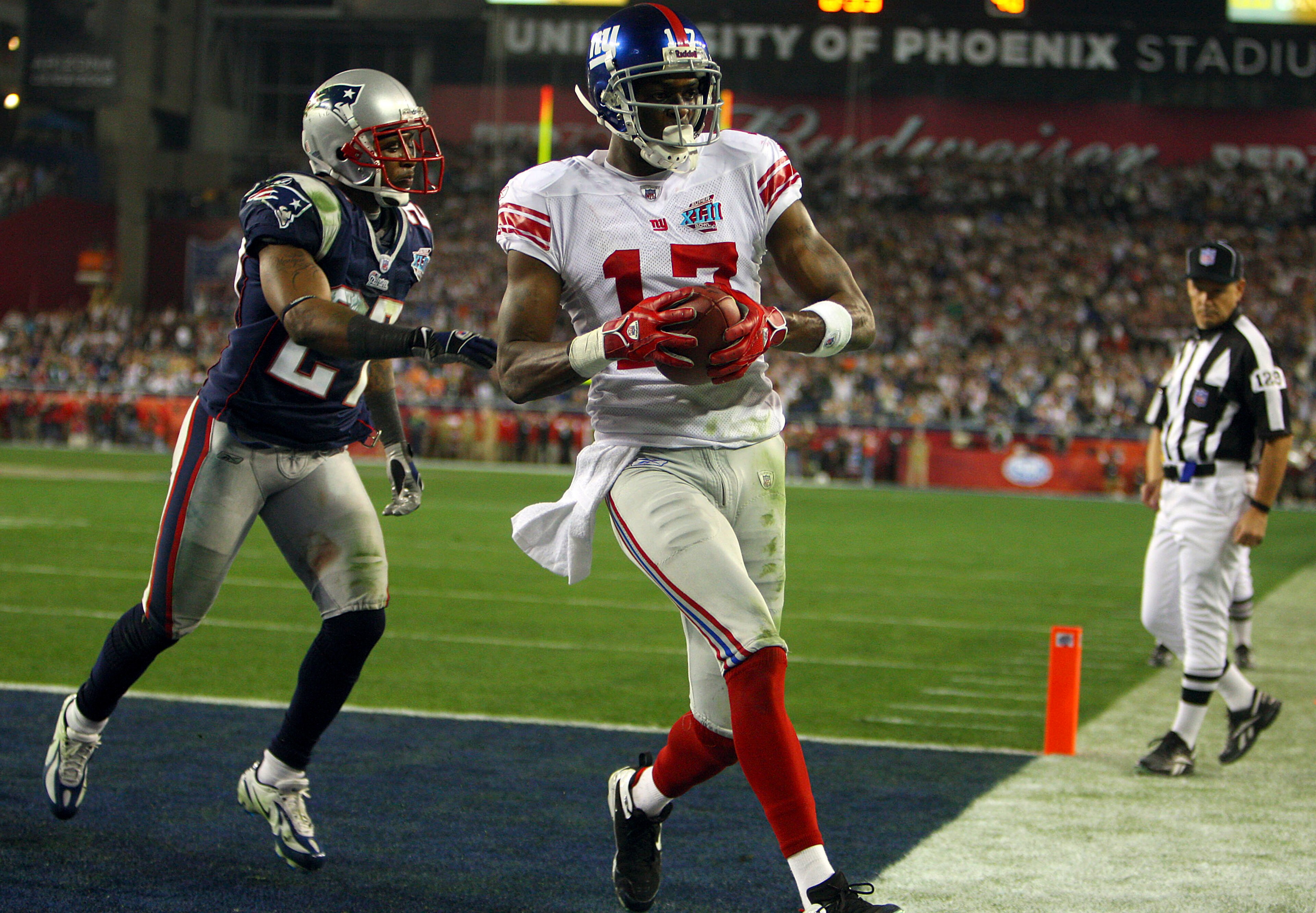 GLENDALE, AZ - FEBRUARY 03:  Wide receiver Plaxico Burress #17 of the New York Giants catches a 13-yard touchdown pass in the fourth quarter over Ellis Hobbs #27 of the New England Patriots during Super Bowl XLII on February 3, 2008 at the University of P