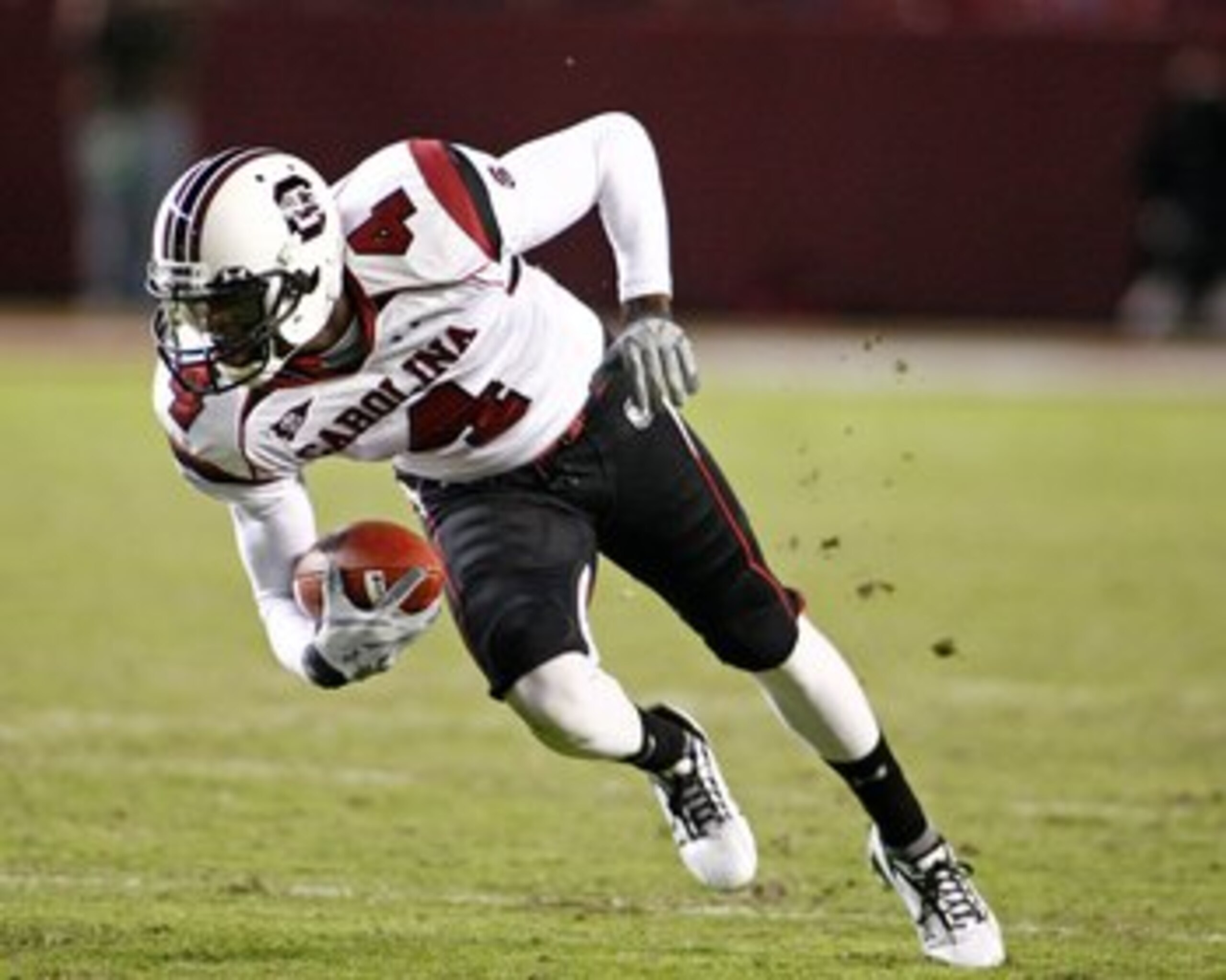 TUSCALOOSA - OCTOBER 17:  Wide receiver Jason Barnes #4 of the South Carolina Gamecocks hauls in a pass and runs upfield during the game against the Alabama Crimson Tide at Bryant-Denny Stadium in Tuscaloosa, Alabama on October 17, 2009.  The Crimson Tide