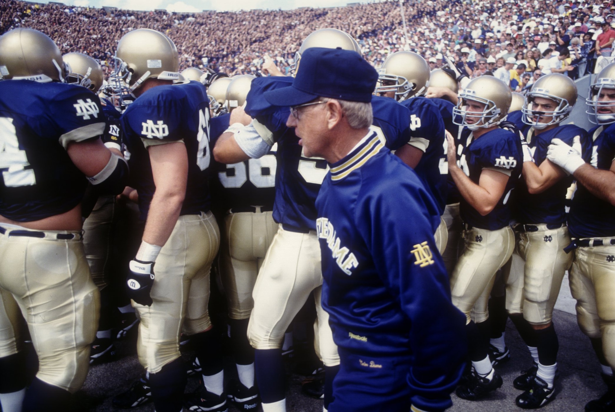 4 SEP 1993: NOTRE DAME''S HEAD COACH LOU HOLTZ WITH HIS TEAM IN THE BACKGROUND. Mandatory Credit: Jonathan Daniel/ALLSPORT 4 SEP 1993: NOTRE DAME''S HEAD COACH LOU HOLTZ WITH HIS TEAM IN THE BACKGROUND. Mandatory Credit: Jonathan Daniel/ALLSPORT