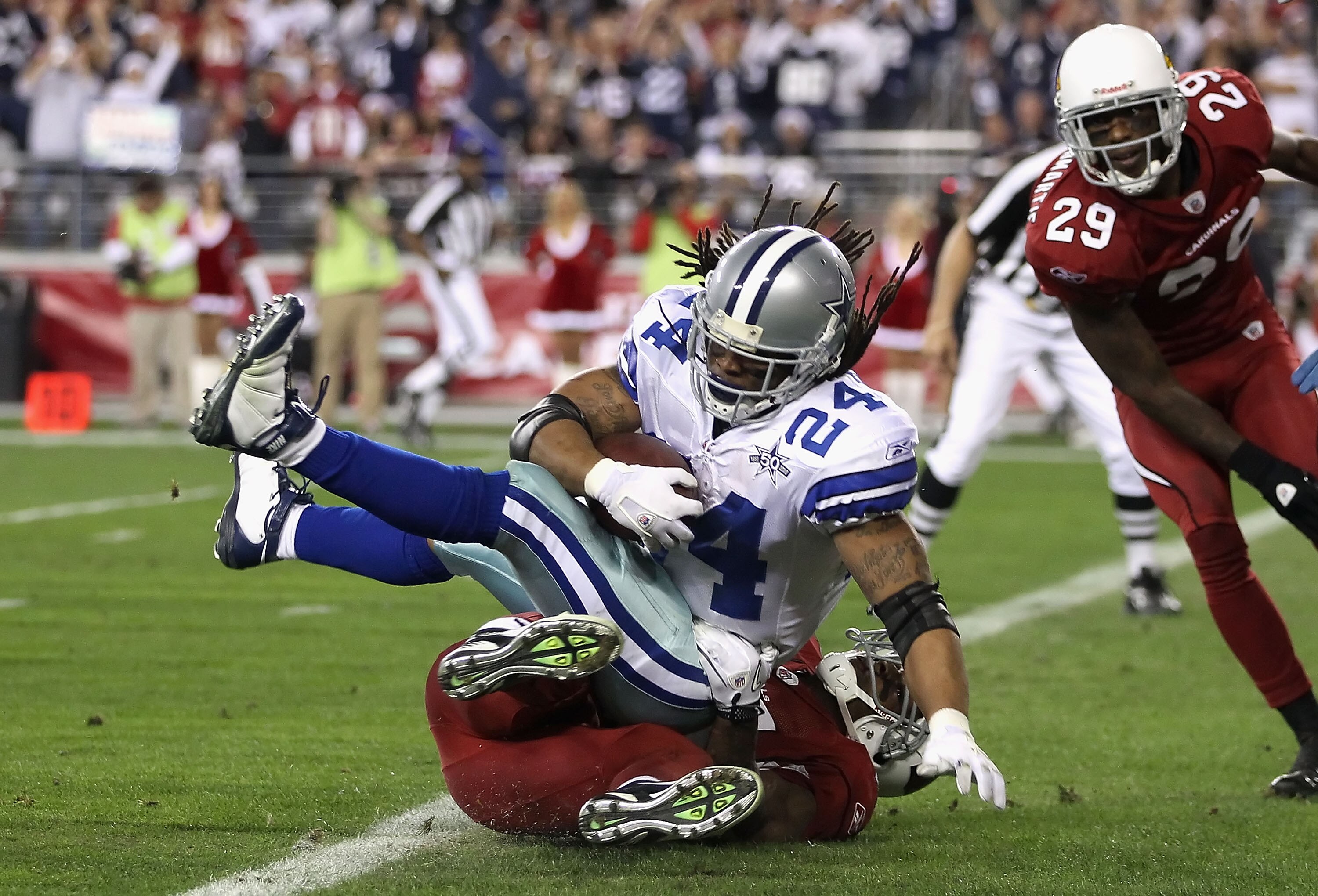 GLENDALE, AZ - DECEMBER 25:  Runningback Marion Barber #24 of the Dallas Cowboys scores a 24 yard rushing touchdown during the third quarter of the NFL game against the Arizona Cardinals at the University of Phoenix Stadium on December 25, 2010 in Glendal