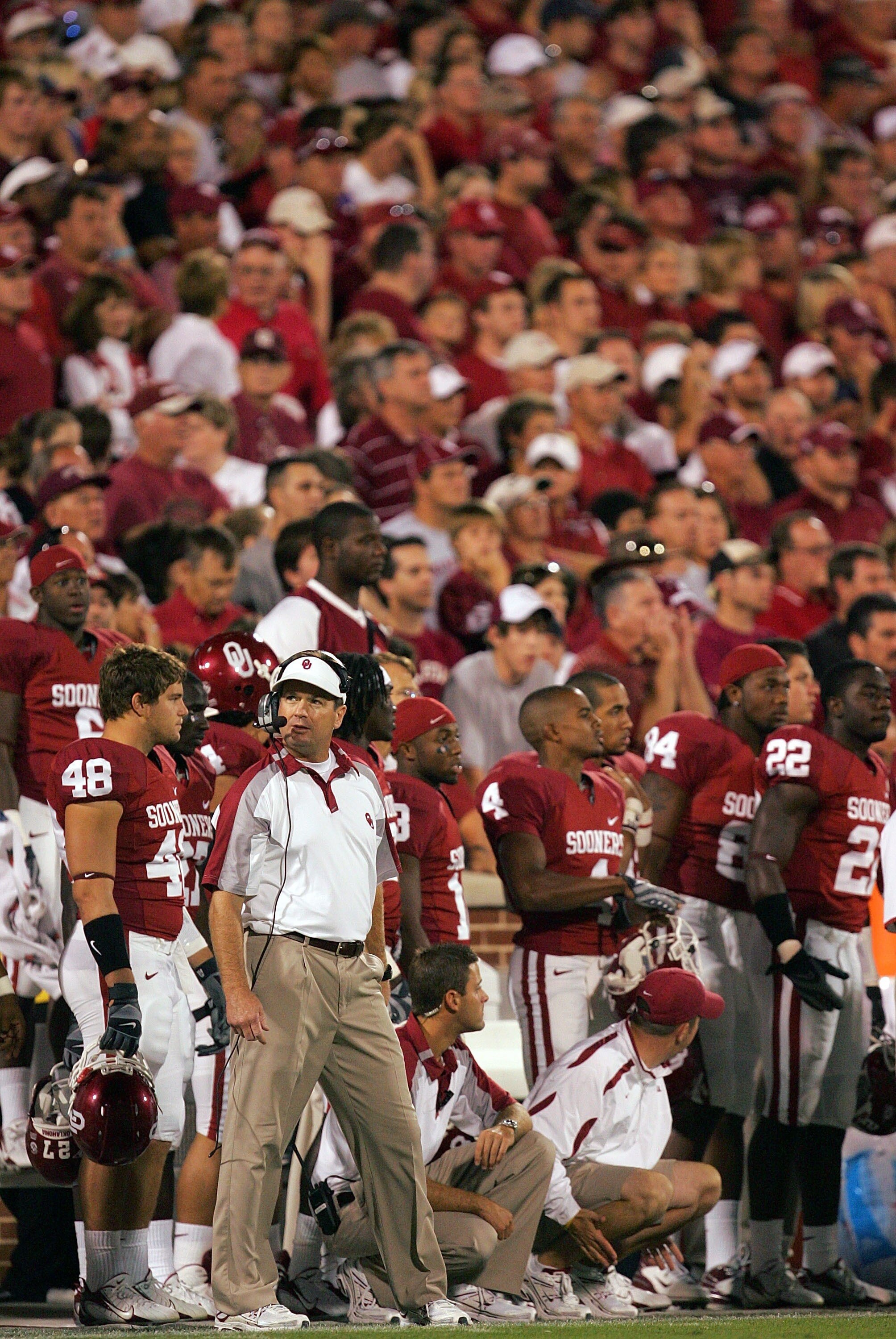 NORMAN, OK - OCTOBER 13:  Head coach Bob Stoops of the Oklahoma Sooners during play against the Missouri Tigers at Memorial Stadium on October 13, 2007 in Norman, Oklahoma.  (Photo by Ronald Martinez/Getty Images)