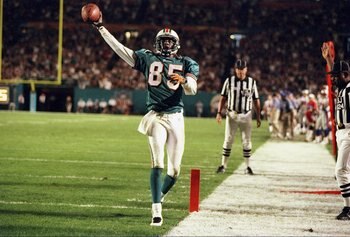 22 Dec 1997: Lamar Thomas #85 of the Miami Dolphins scores a touchdown during the Dolphins 14-12 loss to the New England Patriots at Pro Player Stadium in Miami, Florida.