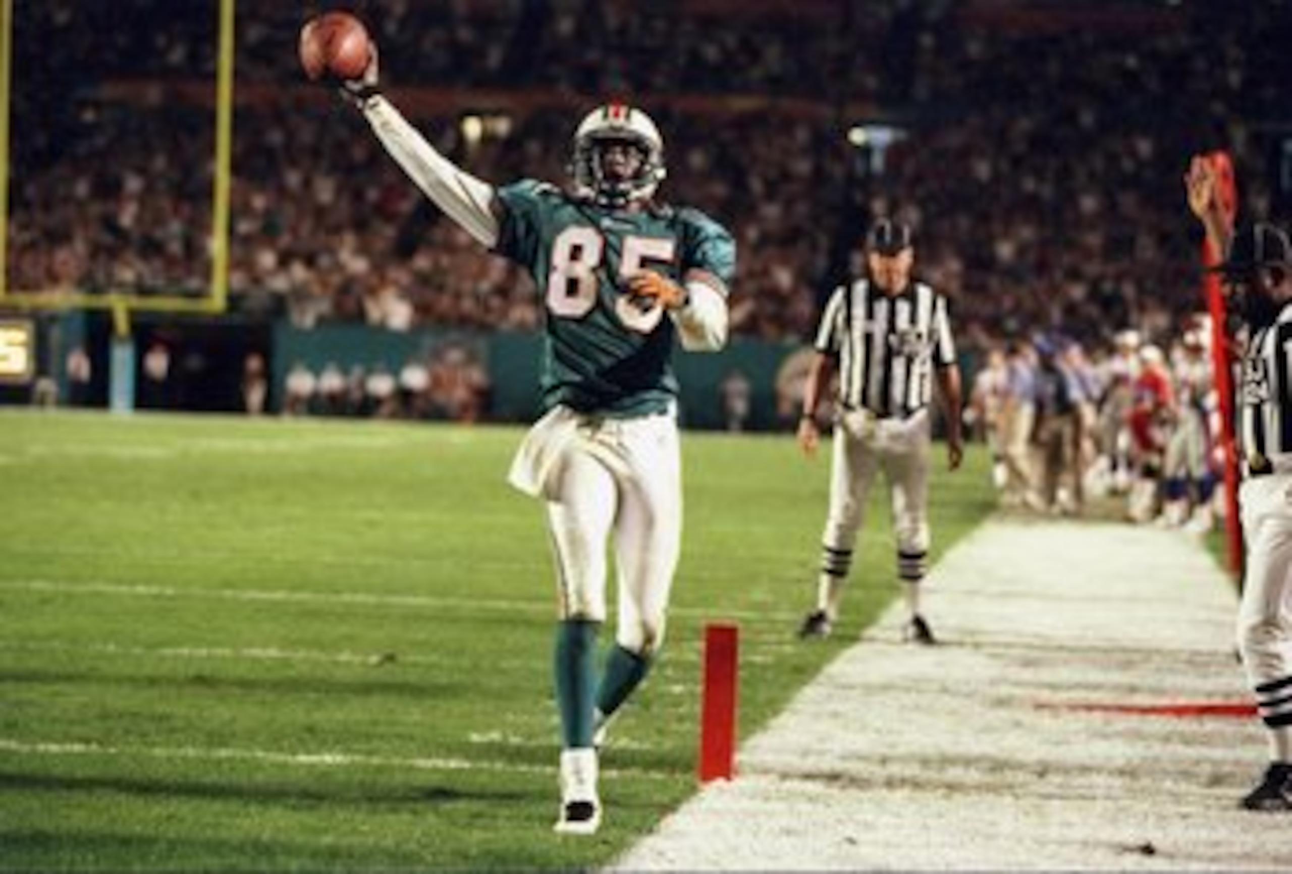 22 Dec 1997: Lamar Thomas #85 of the Miami Dolphins scores a touchdown during the Dolphins 14-12 loss to the New England Patriots at Pro Player Stadium in Miami, Florida.