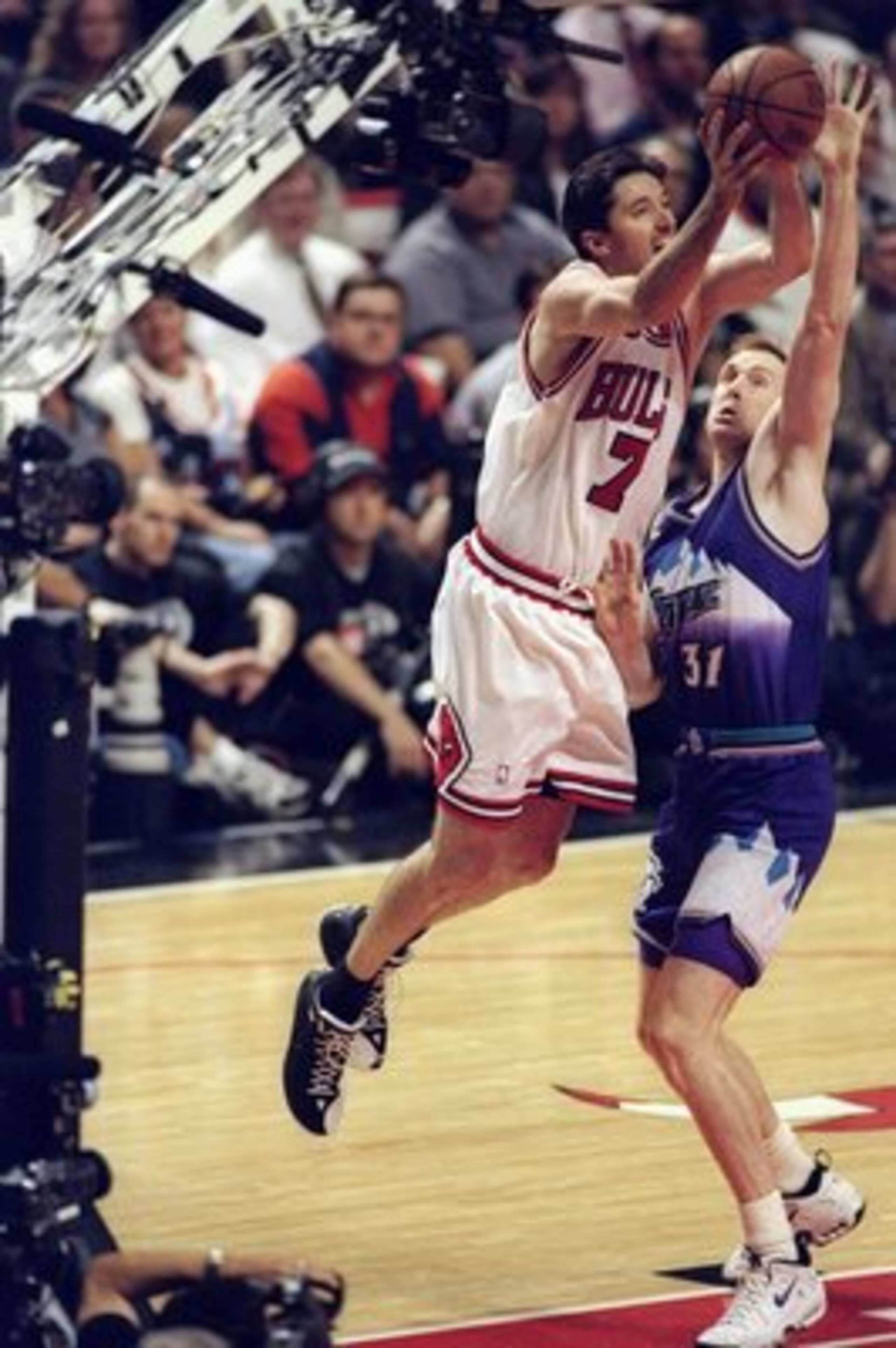 10 Jun 1998:  Tony Kukoc #7 of the Chicago Bulls in action against Adam Keefee #31 of the Utah Jazz during the NBA Finals Game 4 at the United Center in Chicago, Illinois. The Bulls defeated the Jazz 86-82. Mandatory Credit: Al Bello  /Allsport