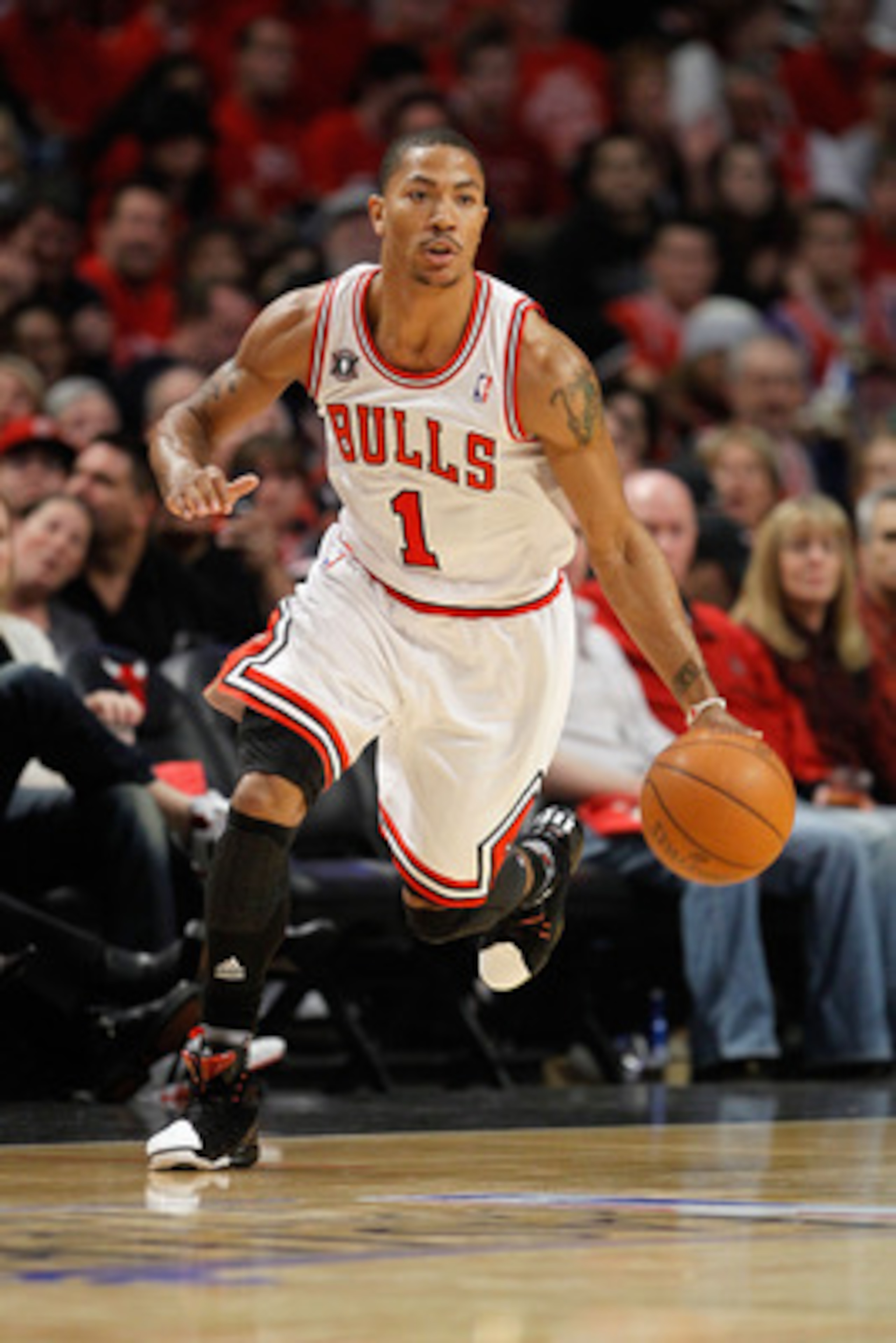 CHICAGO, IL - MAY 15:  Derrick Rose #1 of the Chicago Bulls brings the ball up court against the Miami Heat in Game One of the Eastern Conference Finals during the 2011 NBA Playoffs on May 15, 2011 at the United Center in Chicago, Illinois. NOTE TO USER: 
