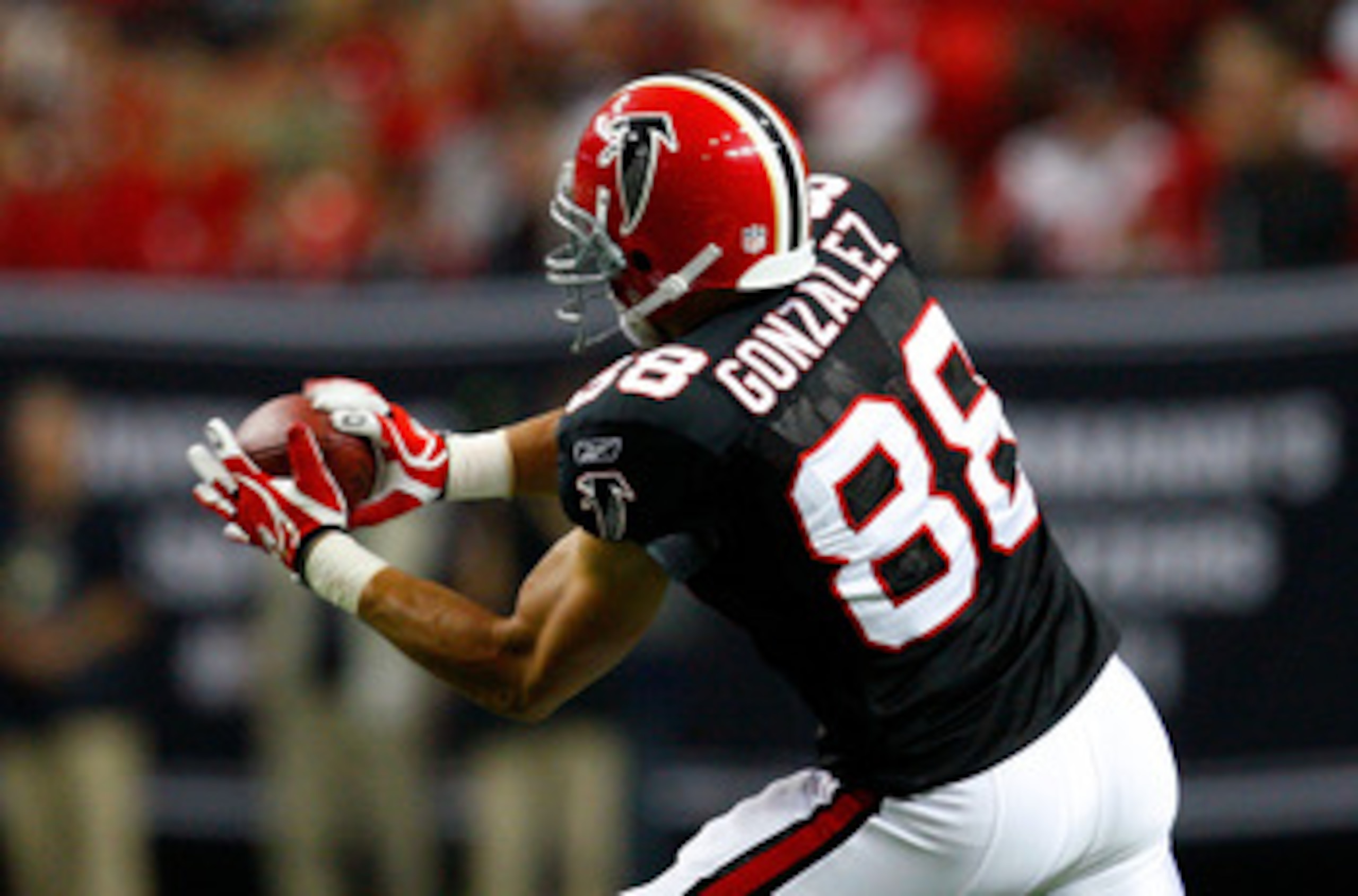 ATLANTA - SEPTEMBER 20: Tony Gonzalez #88 of the Atlanta Falcons pulls in a reception against the Carolina Panthers at Georgia Dome on September 20, 2009 in Atlanta, Georgia. (Photo by Kevin C. Cox/Getty Images) ATLANTA - SEPTEMBER 20: Tony Gonzalez #88 of the Atlanta Falcons pulls in a reception against the Carolina Panthers at Georgia Dome on September 20, 2009 in Atlanta, Georgia. (Photo by Kevin C. Cox/Getty Images)