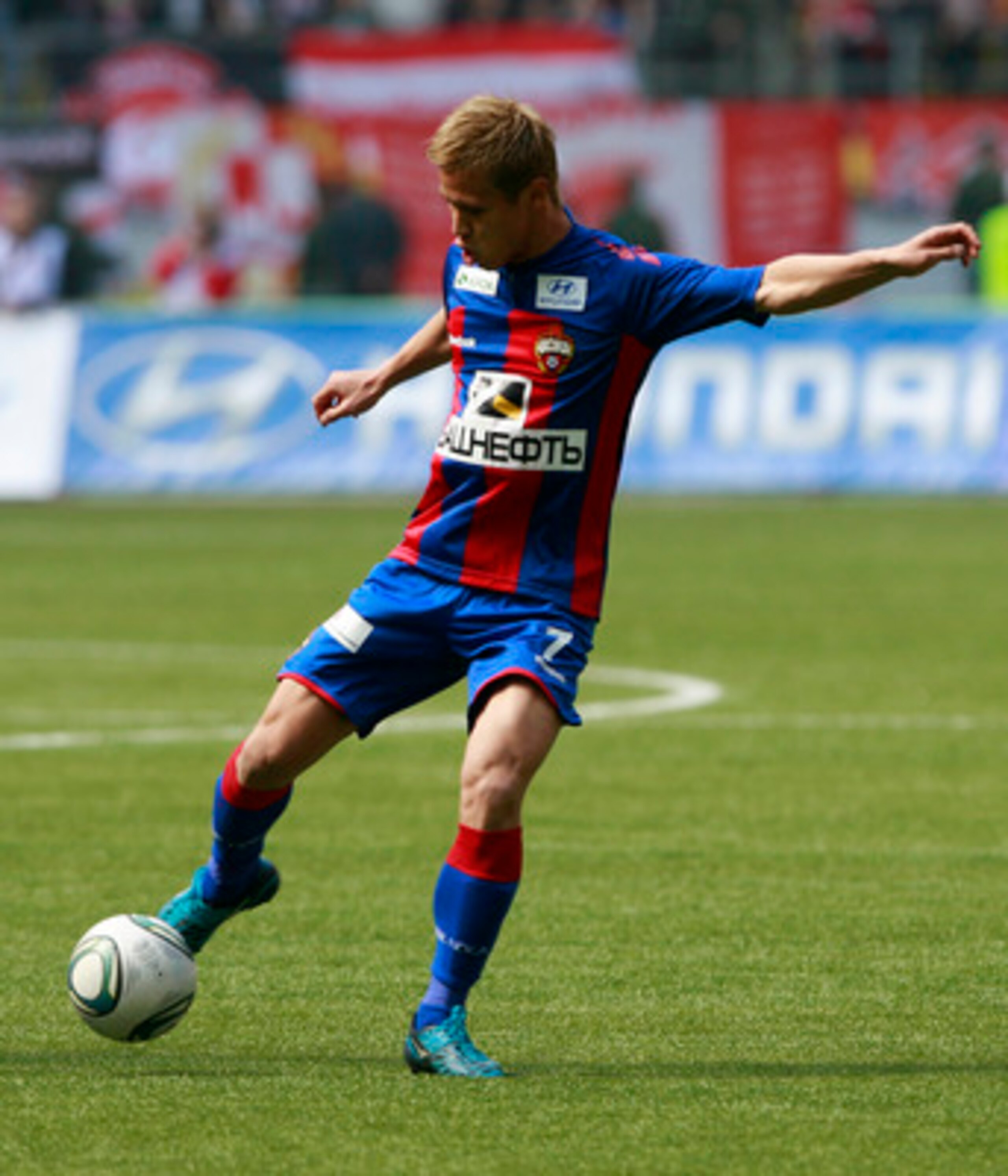 MOSCOW, RUSSIA - APRIL 30: (EMBARGOED FOR PUBLICATION IN ALL JAPANESE MEDIA UNTIL 48 HOURS AFTER CREATE DATE AND TIME) Keisuke Honda of PFC CSKA Moscow in action during the Russian Football League Championship match between PFC CSKA Moscow and FC Spartak
