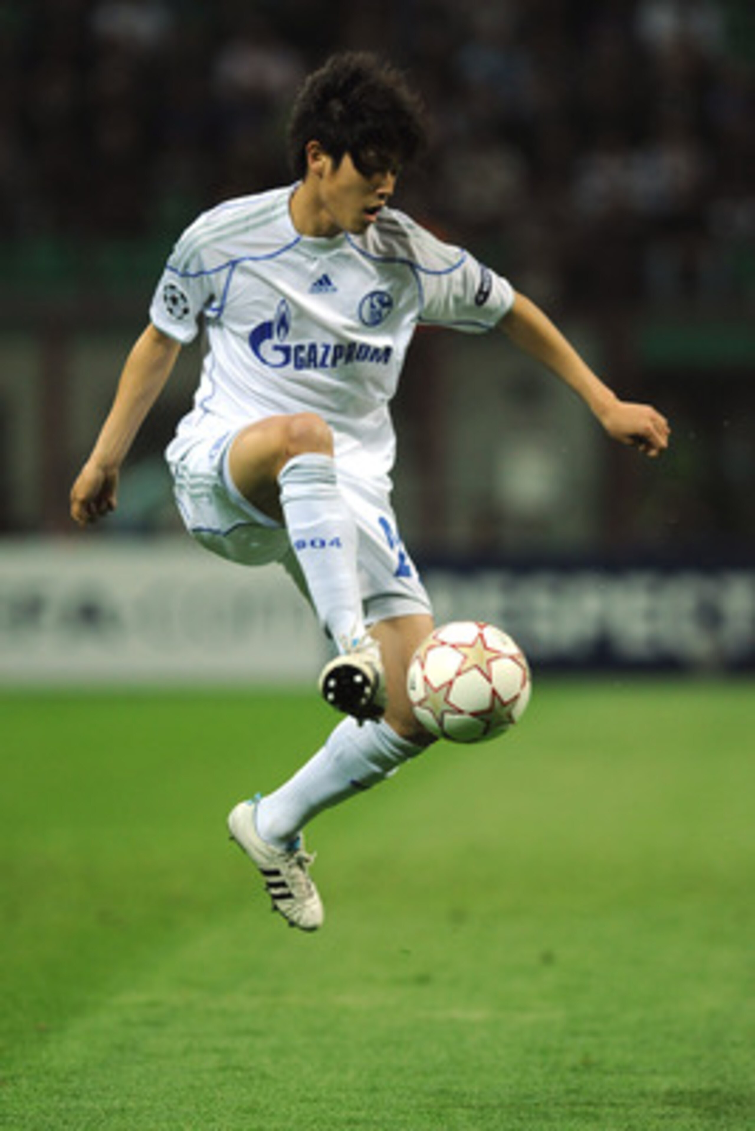 MILAN, ITALY - APRIL 05:  Atsuto Uchida of Schalke 04 controls the ball during the UEFA Champions League Quarter Final match between FC Internazionale Milano and Schalke 04 at San Siro Stadium on April 5, 2011 in Milan, Italy.  (Photo by Valerio Pennicino