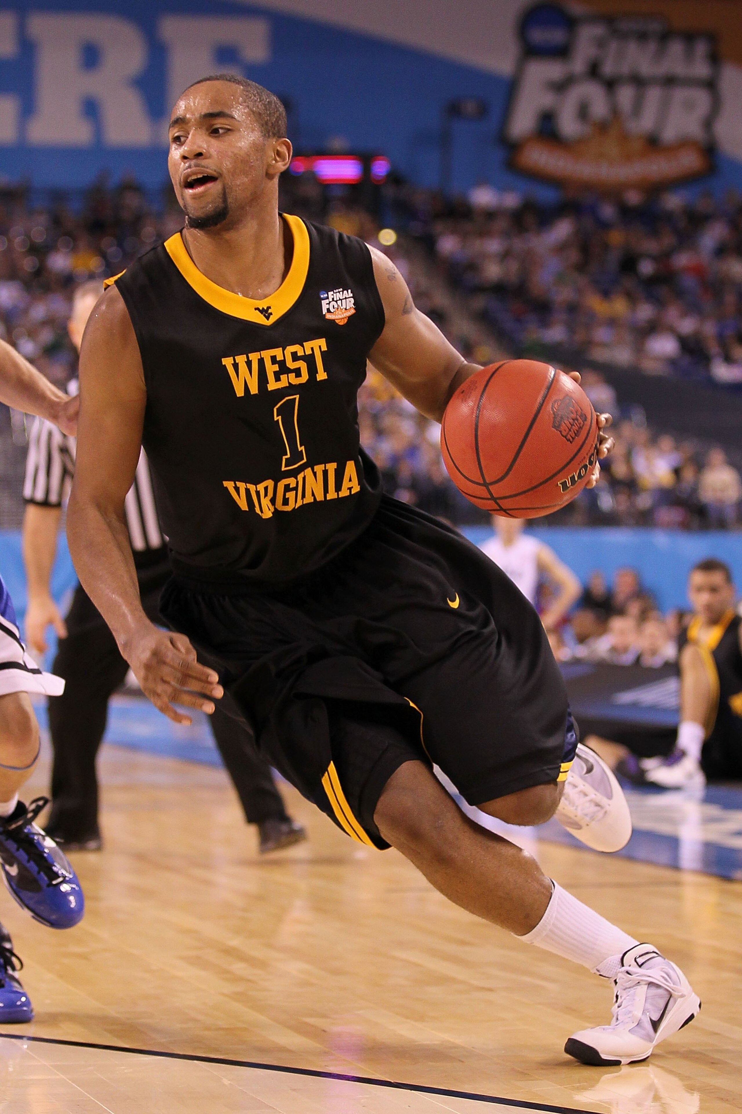 INDIANAPOLIS - APRIL 03:  Da'Sean Butler #1 of the West Virginia Mountaineers moves the ball while taking on the Duke Blue Devils during the National Semifinal game of the 2010 NCAA Division I Men's Basketball Championship at Lucas Oil Stadium on April 3,