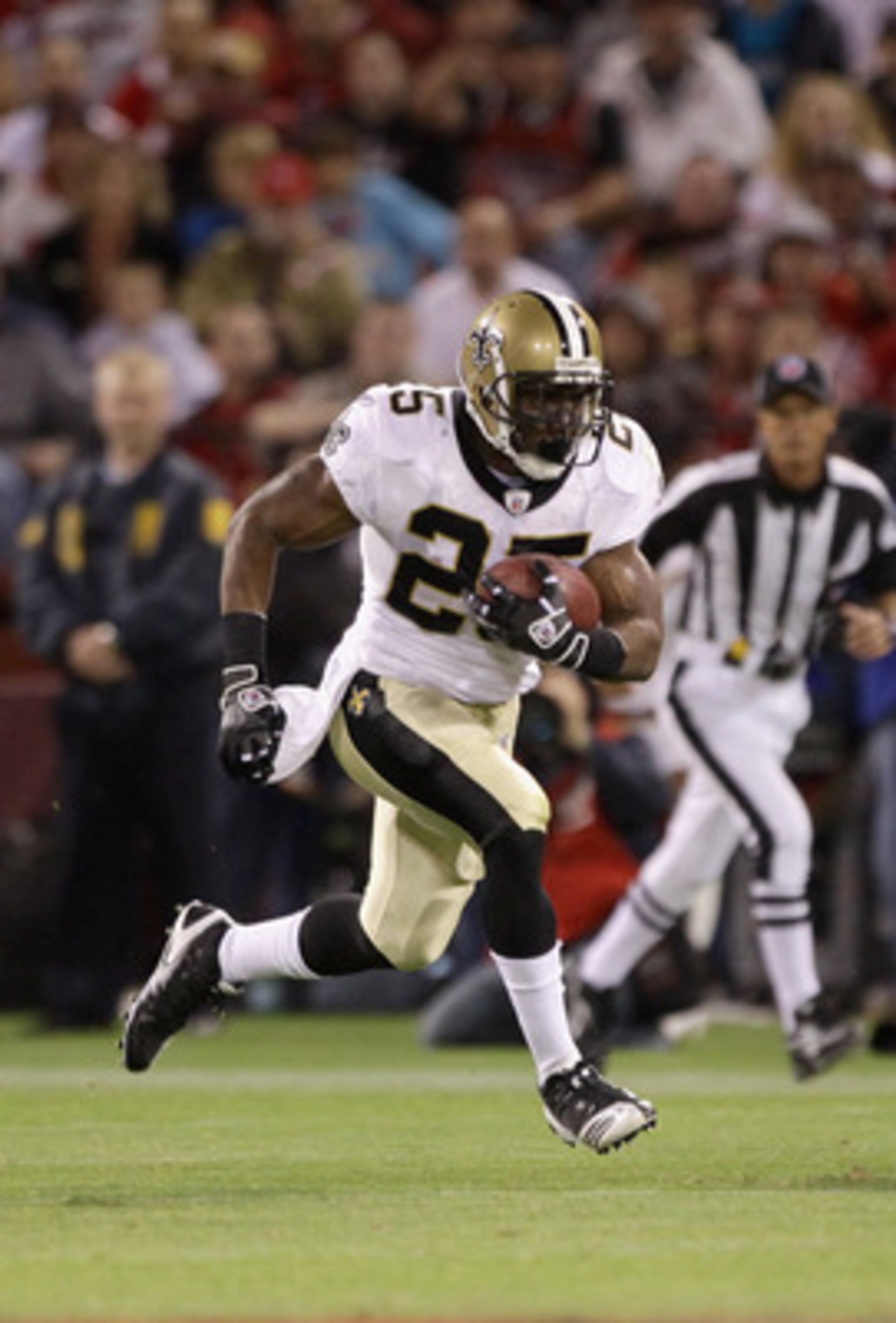 SAN FRANCISCO - SEPTEMBER 20:  Reggie Bush #25 of the New Orleans Saints in action during their game against the San Francisco 49ers at Candlestick Park on September 20, 2010 in San Francisco, California.  (Photo by Ezra Shaw/Getty Images)