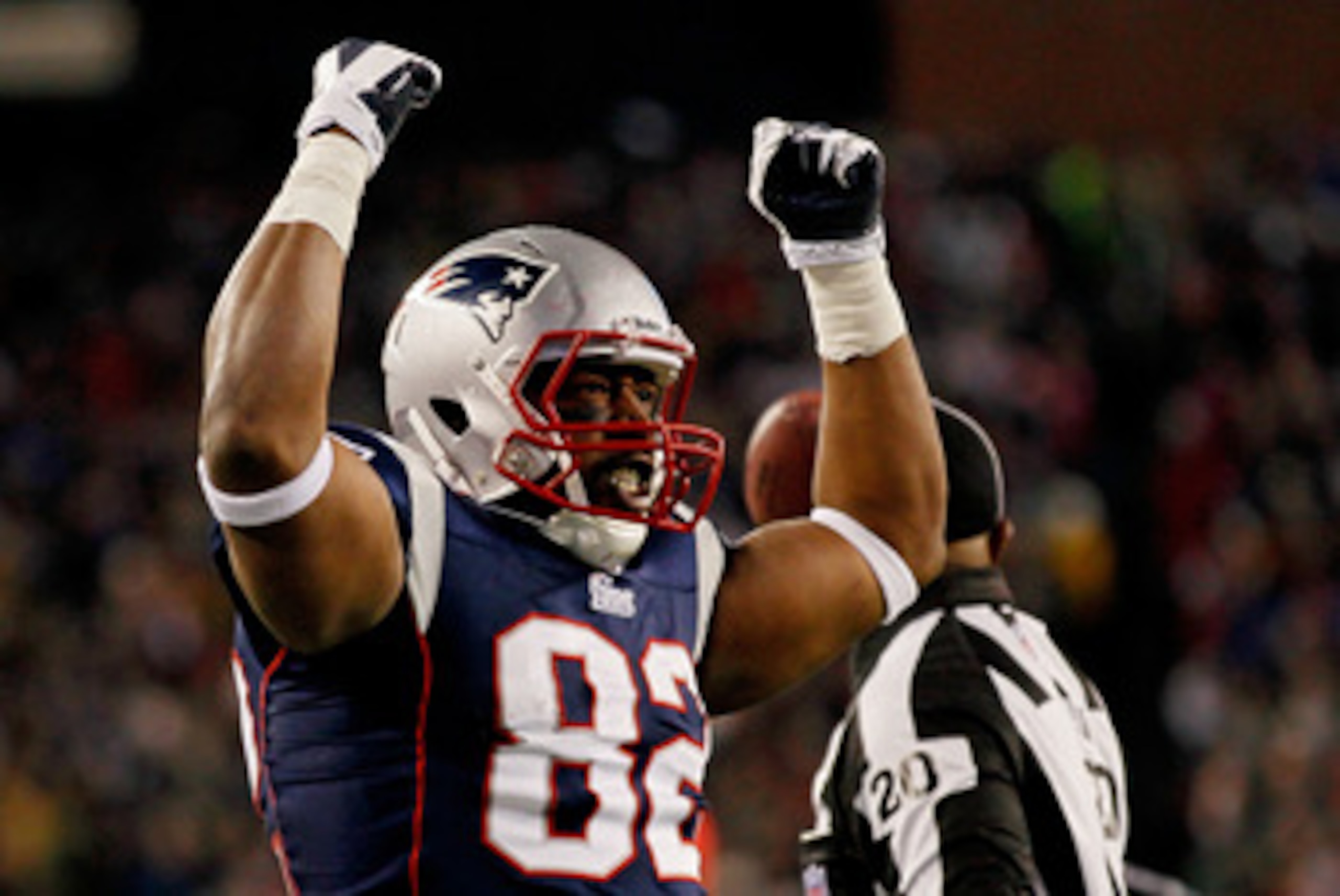 FOXBORO, MA - JANUARY 16:  Alge Crumpler #82 of the New England Patriots celebrates a catch during their 2011 AFC divisional playoff game against the New York Jets at Gillette Stadium on January 16, 2011 in Foxboro, Massachusetts.  (Photo by Jim Rogash/Ge