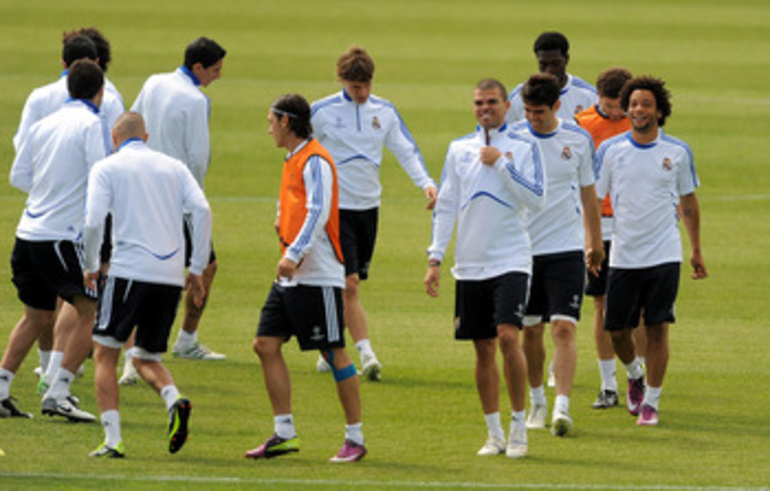 MADRID, SPAIN - APRIL 26:  Mesut Ozil (C) of Real Madrid warms up with Pepe (3rd L) Kaka and Marcelo (R) during a training session at Valdebebas training ground ahead of their UEFA Champions League semi-final first leg match against Barcelona on April 26,