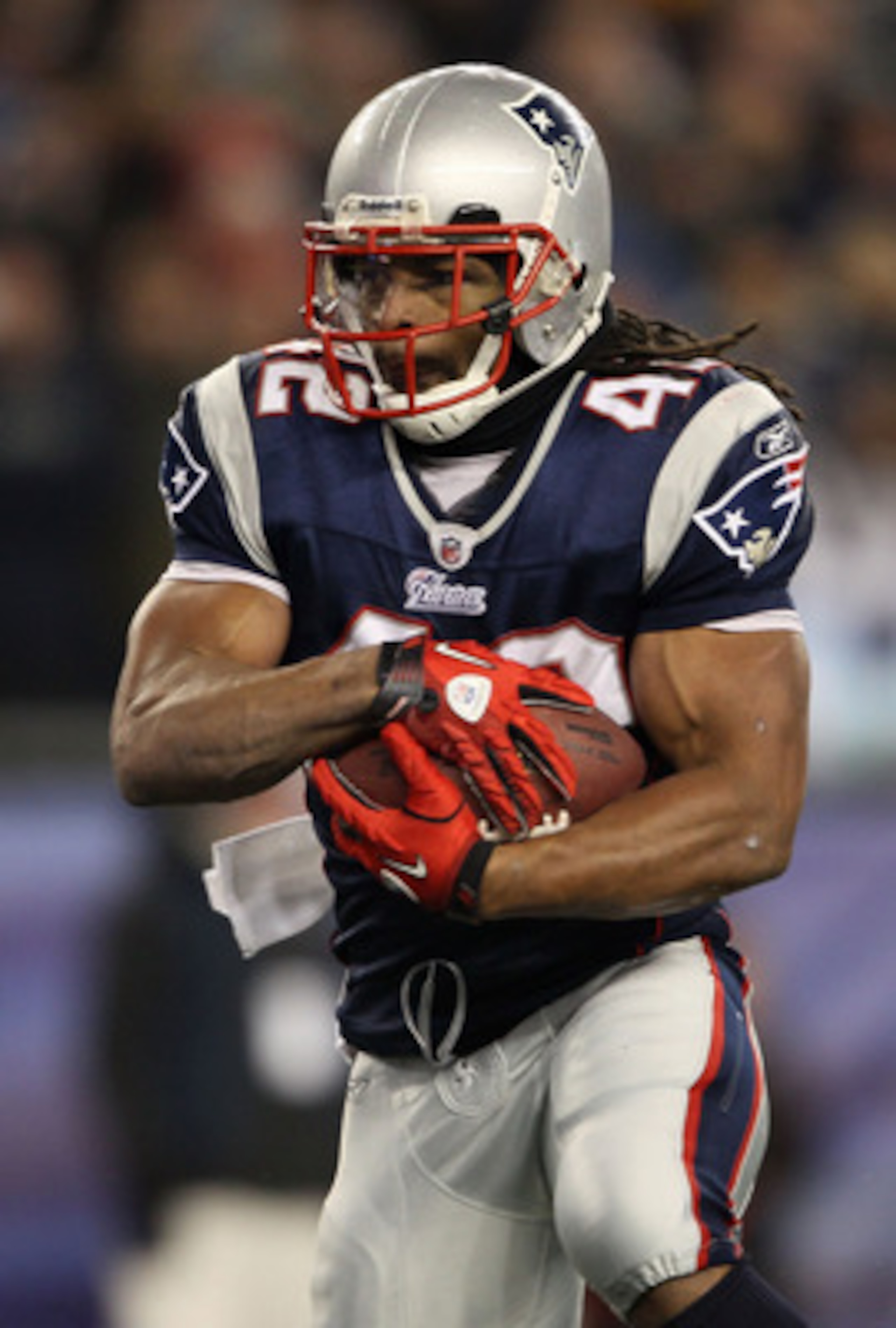 FOXBORO, MA - DECEMBER 06:  BenJarvus Green-Ellis #42 of the New England Patriots runs for a 1-yard touchdown in thefirst quarter against the New York Jets at Gillette Stadium on December 6, 2010 in Foxboro, Massachusetts.  (Photo by Elsa/Getty Images)