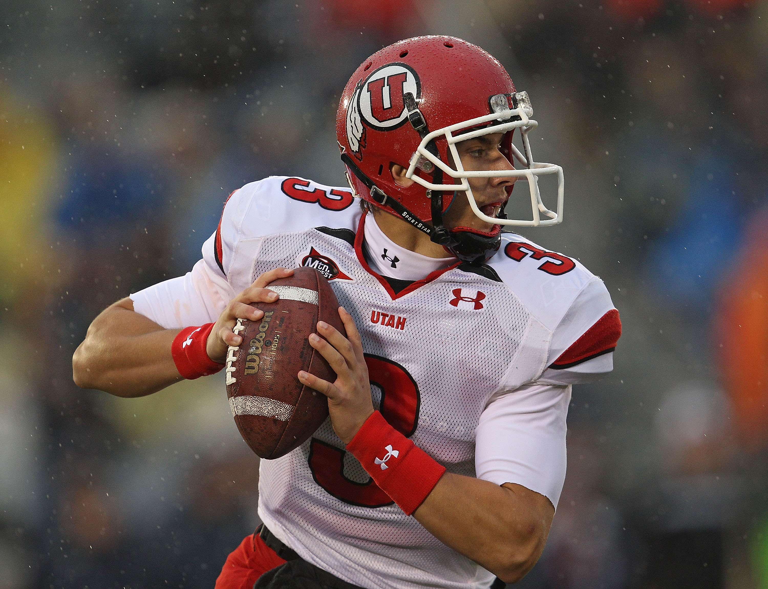 SOUTH BEND, IN - NOVEMBER 13: Jordan Wynn #3 of the Utah Utes looks for a recevier against the Notre Dame Fighting Irish at Notre Dame Stadium on November 13, 2010 in South Bend, Indiana.  (Photo by Jonathan Daniel/Getty Images)