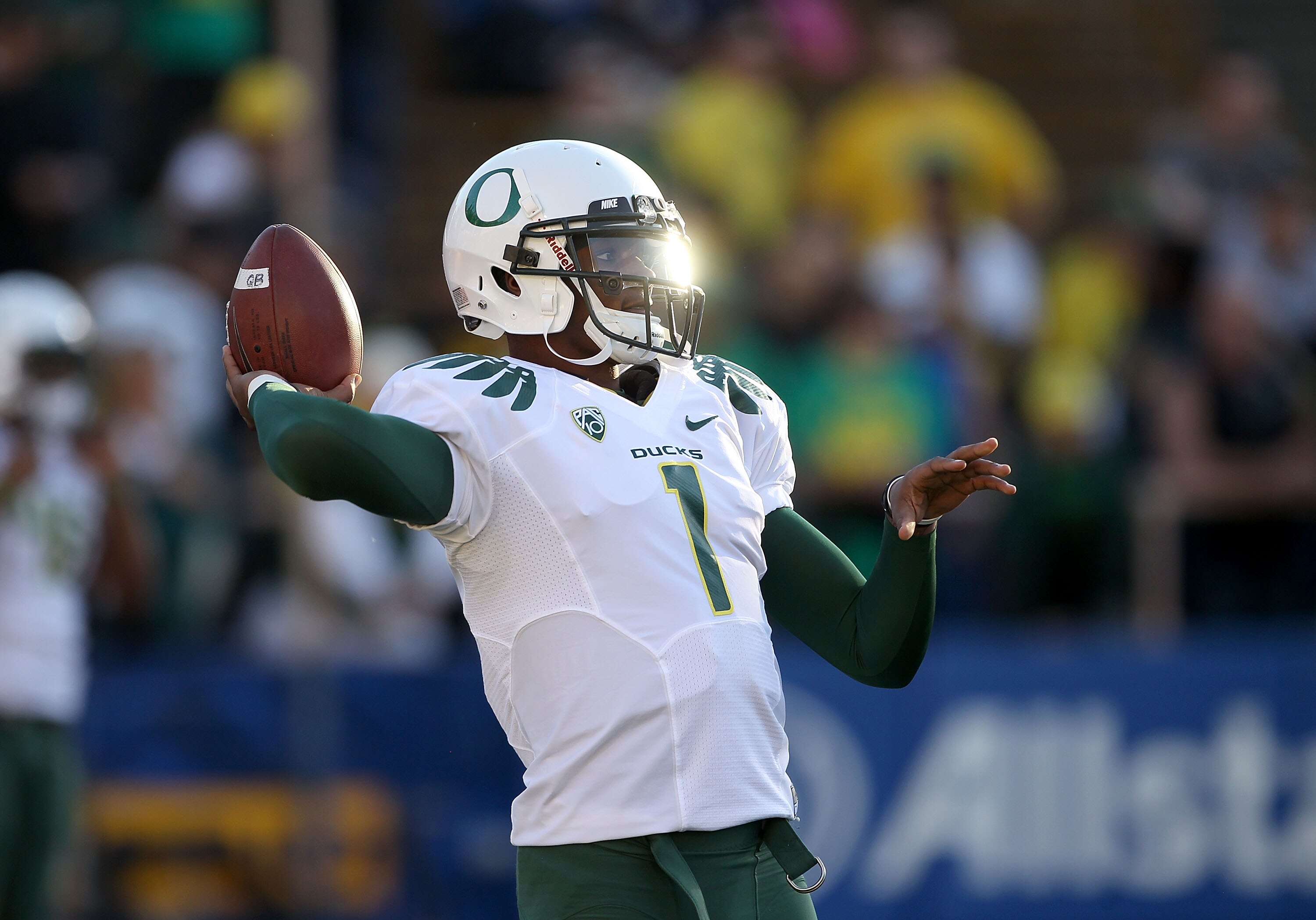 BERKELEY, CA - NOVEMBER 13:  Darron Thomas #1 of the Oregon Ducks warms up before their game against the California Golden Bears  at California Memorial Stadium on November 13, 2010 in Berkeley, California.  (Photo by Ezra Shaw/Getty Images)