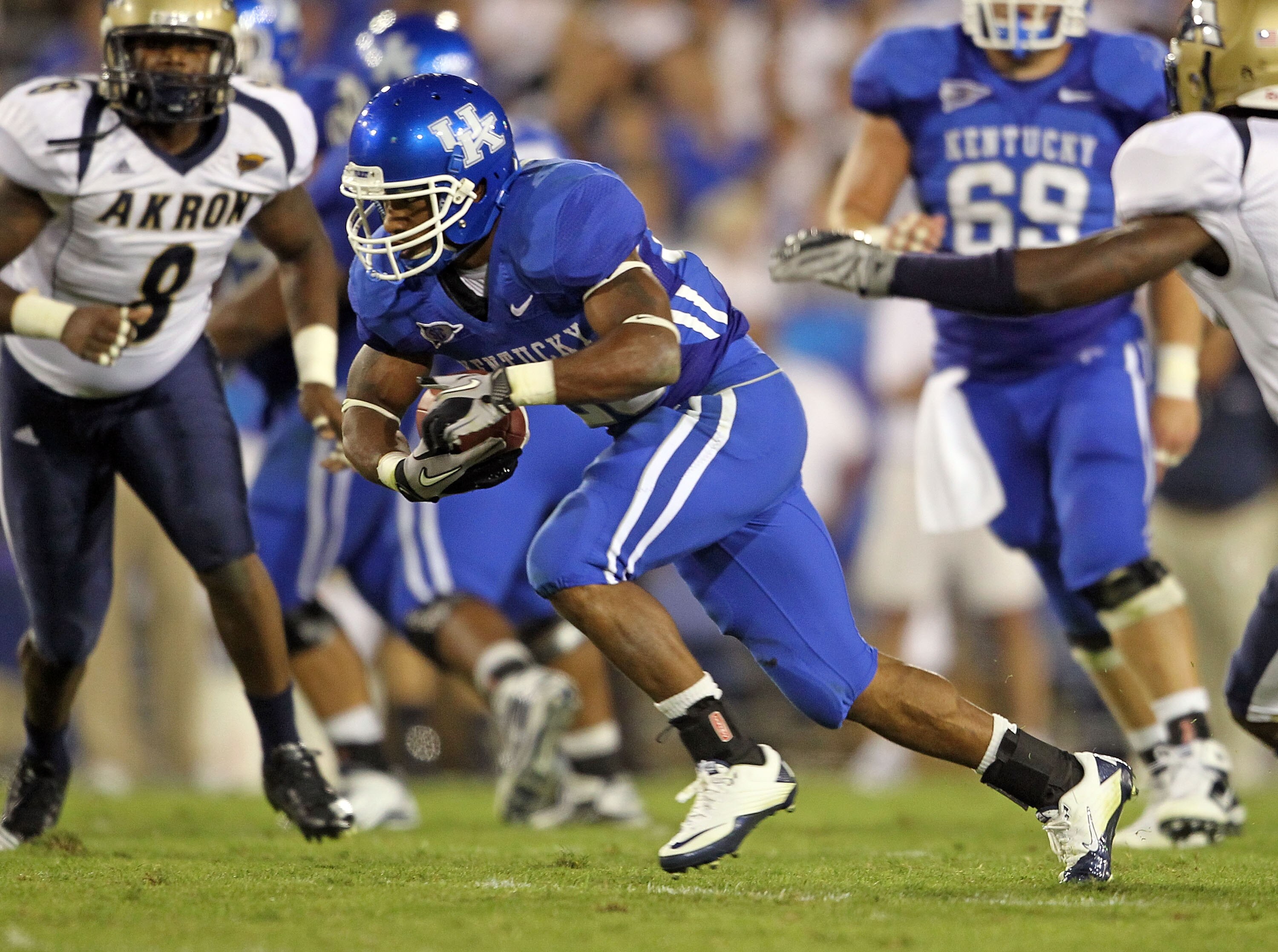 LEXINGTON, KY - SEPTEMBER 18:  Derrick Locke #20 of the Kentucky Wildcats runs with the ball during the game against the Akron Zips at Commonwealth Stadium on September 18, 2010 in Lexington, Kentucky.  (Photo by Andy Lyons/Getty Images)