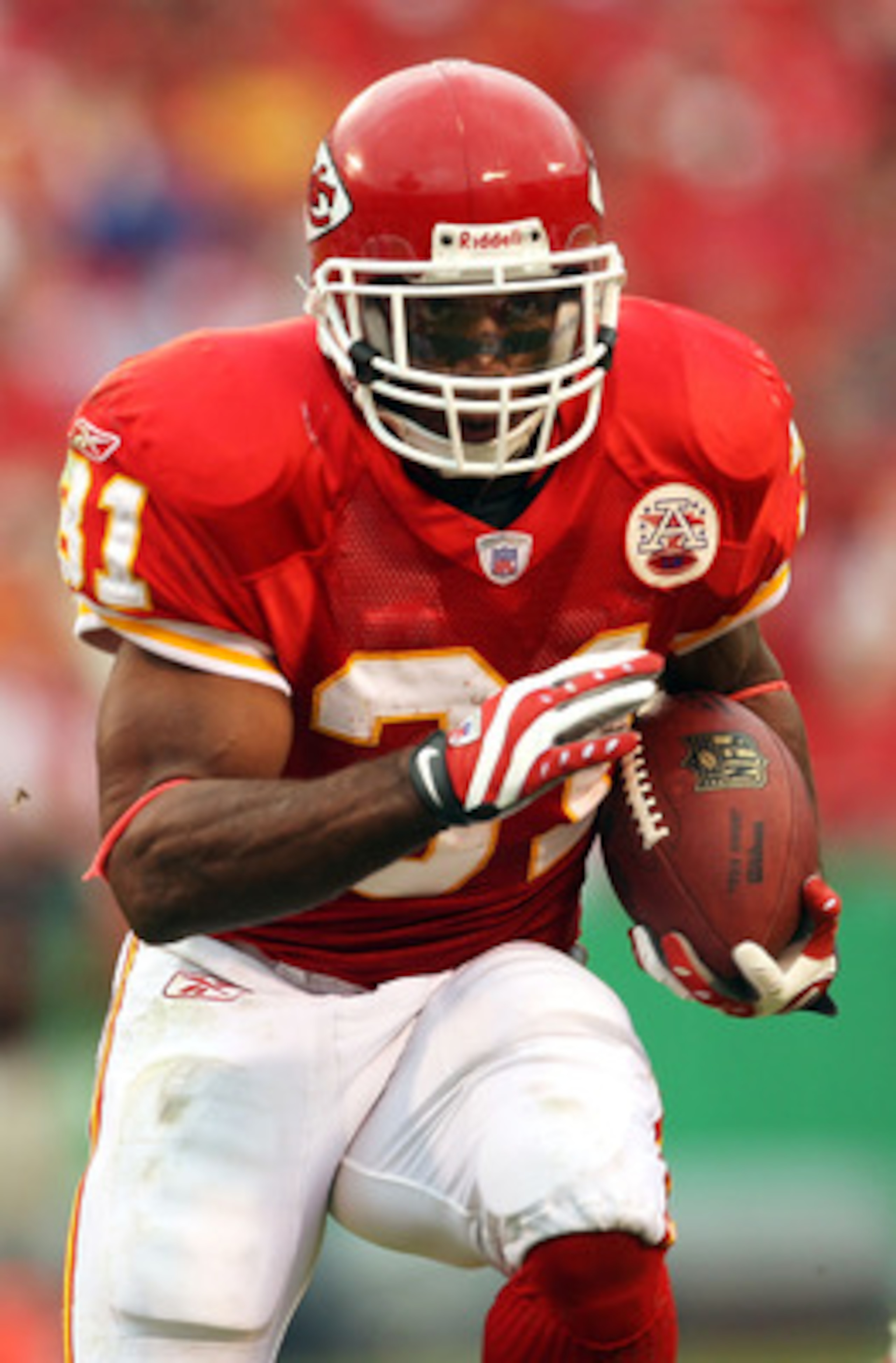 KANSAS CITY, MO - NOVEMBER 11:  Priest Holmes #31 of the Kansas City Chiefs carries the ball during the first half of the game against the Denver Broncos on November 11, 2007 at Arrowhead Stadium in Kansas City, Missouri.  (Photo by Jamie Squire/Getty Ima