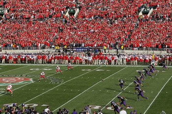PASADENA, CA - JANUARY 01:  A view of the kickoff between the Wisconsin Badgers and the TCU Horned Frogs in the 97th Rose Bowl game on January 1, 2011 in Pasadena, California.  (Photo by Stephen Dunn/Getty Images)