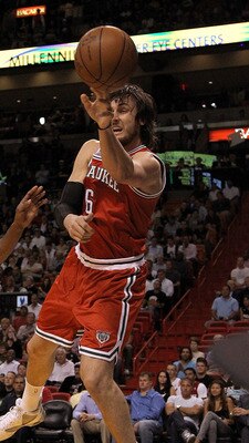 MIAMI, FL - APRIL 06:  Andrew Bogut #6 of the Milwaukee Bucks passes away from  Eric Dampier #25 of the Miami Heat during a game at American Airlines Arena on April 6, 2011 in Miami, Florida. NOTE TO USER: User expressly acknowledges and agrees that, by d