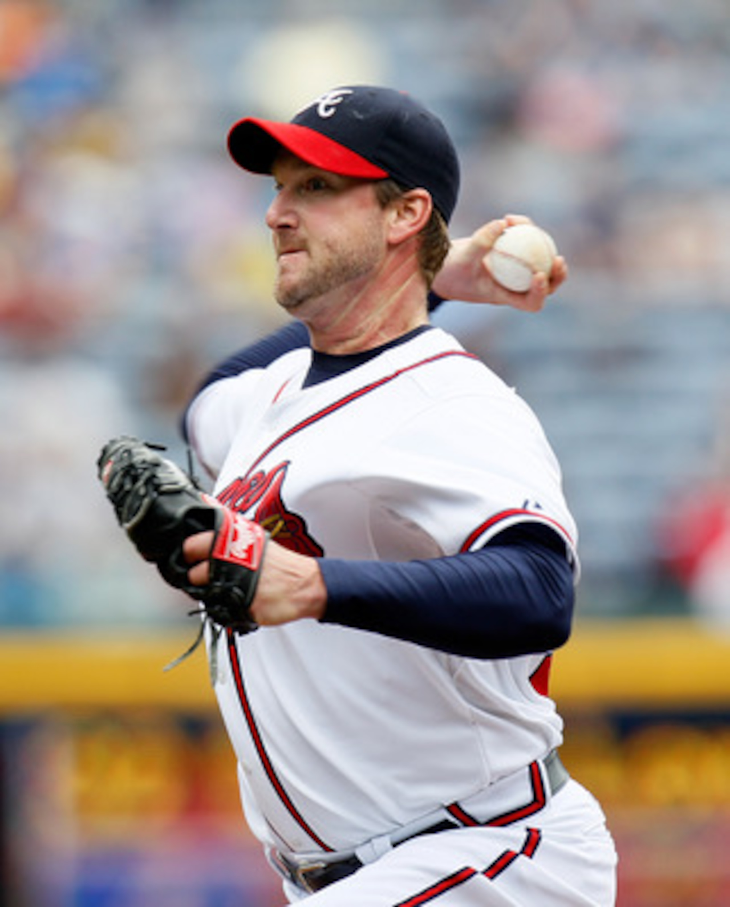 ATLANTA, GA - MAY 17:  Derek Lowe #32 of the Atlanta Braves pitches to the Houston Astros at Turner Field on May 17, 2011 in Atlanta, Georgia.  (Photo by Kevin C. Cox/Getty Images)