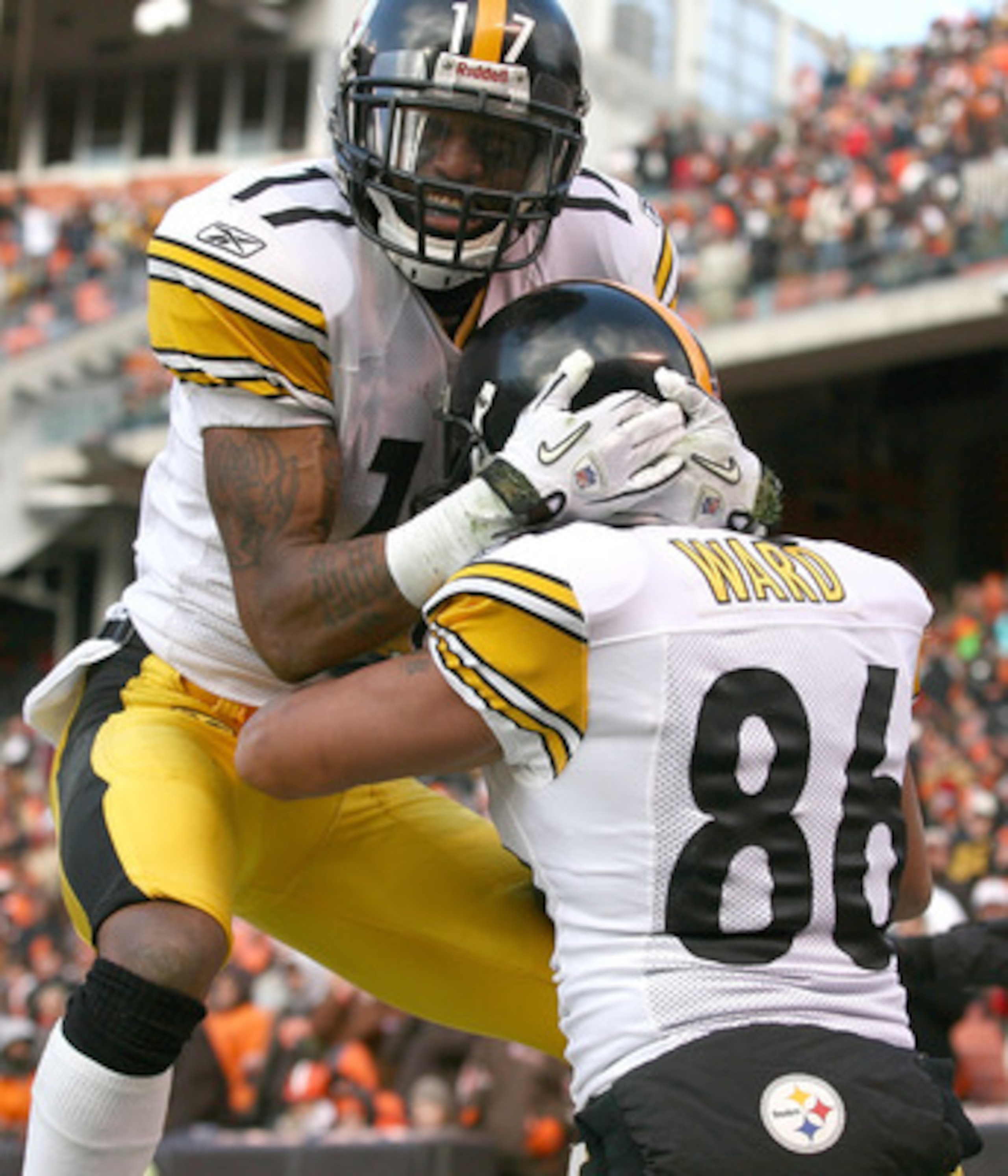 CLEVELAND, OH - JANUARY 02:  Wide receiver Hines Ward #86 of the Pittsburgh Steelers celebrates after scoring a touchdown with wide receiver Mike Wallace #17 against the Cleveland Browns at Cleveland Browns Stadium on January 2, 2011 in Cleveland, Ohio.  
