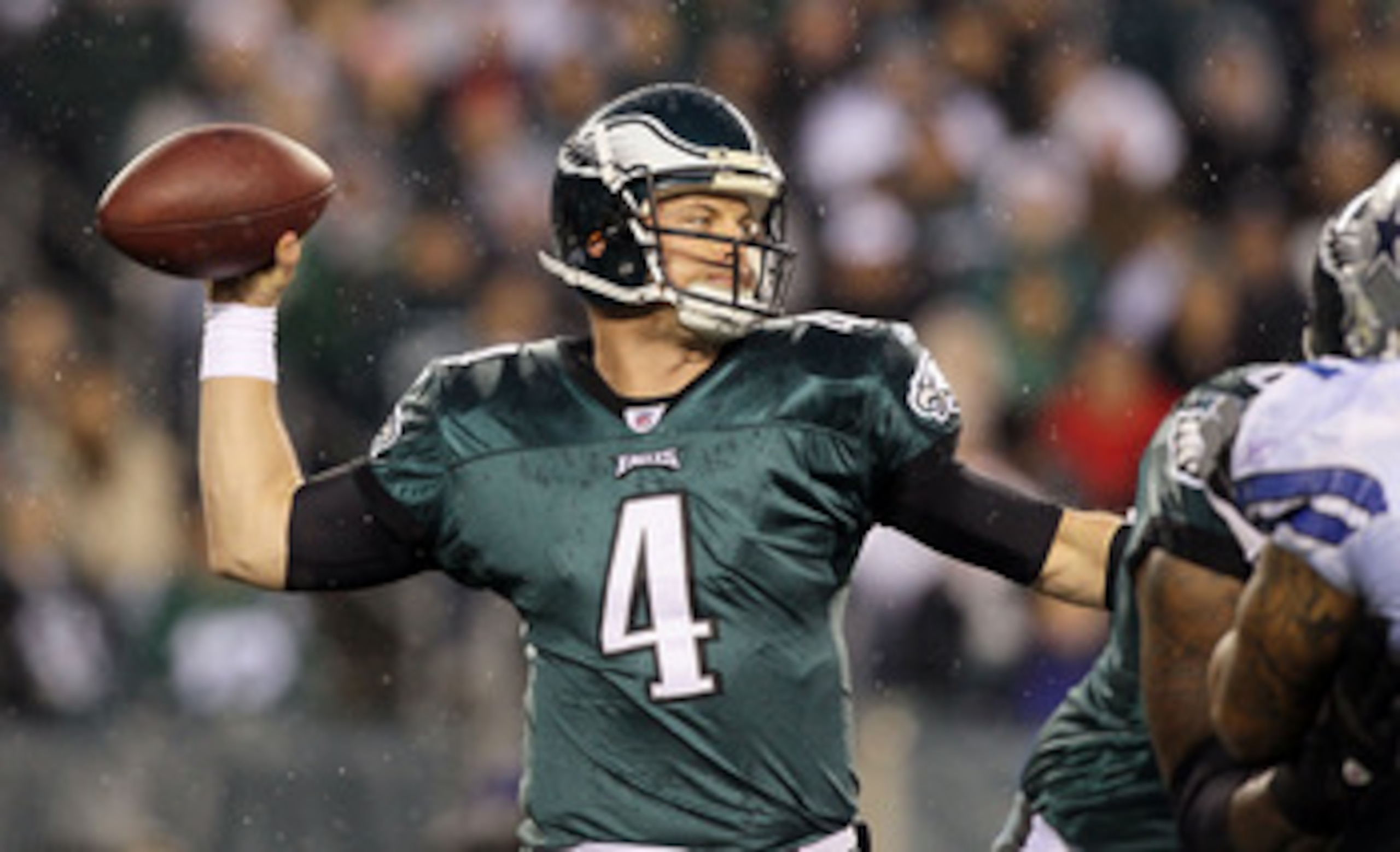PHILADELPHIA, PA - JANUARY 02:  Kevin Kolb #4 of the Philadelphia Eagles throws a pass against the Dallas Cowboys on January 2, 2011 at Lincoln Financial Field in Philadelphia, Pennsylvania.  (Photo by Jim McIsaac/Getty Images)