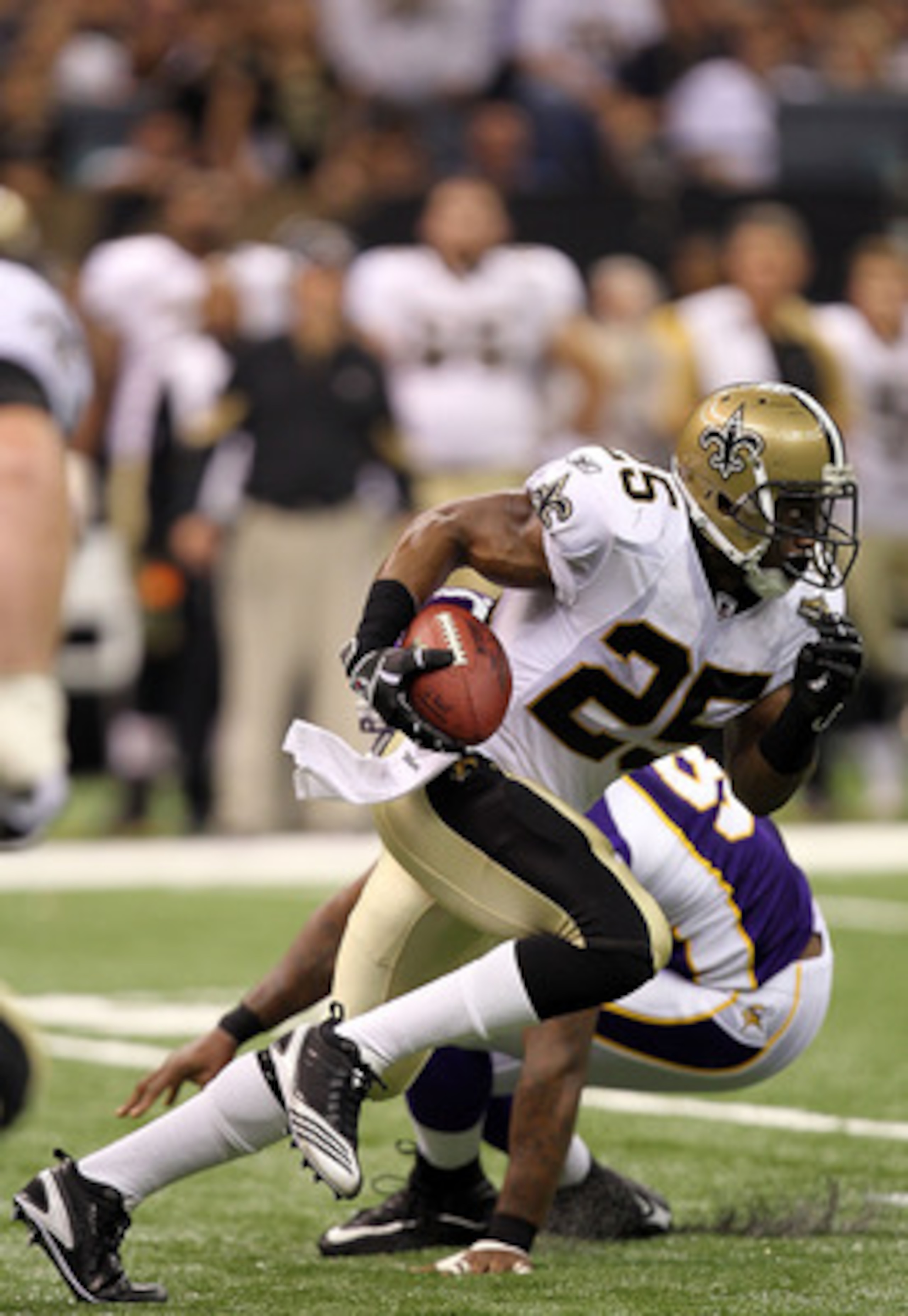 NEW ORLEANS - SEPTEMBER 09:  Running back Reggie Bush #25 of the New Orleans Saints at Louisiana Superdome on September 9, 2010 in New Orleans, Louisiana.  (Photo by Ronald Martinez/Getty Images)