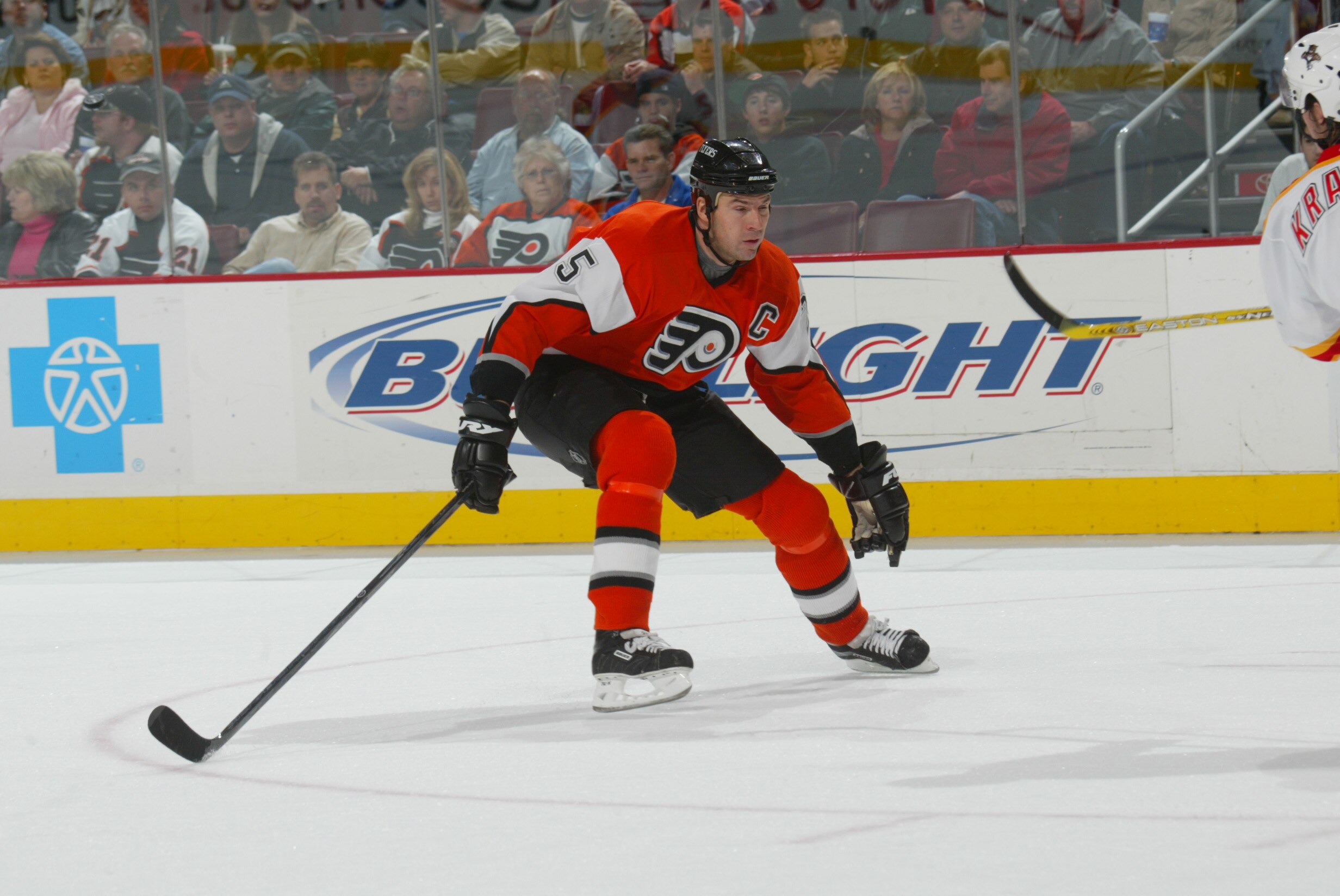 PHILADELPHIA - OCTOBER 27:  Center Keith Primeau #25 of the Philadelphia Flyers plays defense during the game against the Florida Panthers at the Wachovia Center in Philadelphia, Pennsylvania on October 27, 2005. The Flyers won 5-4. (Photo by Bruce Bennet