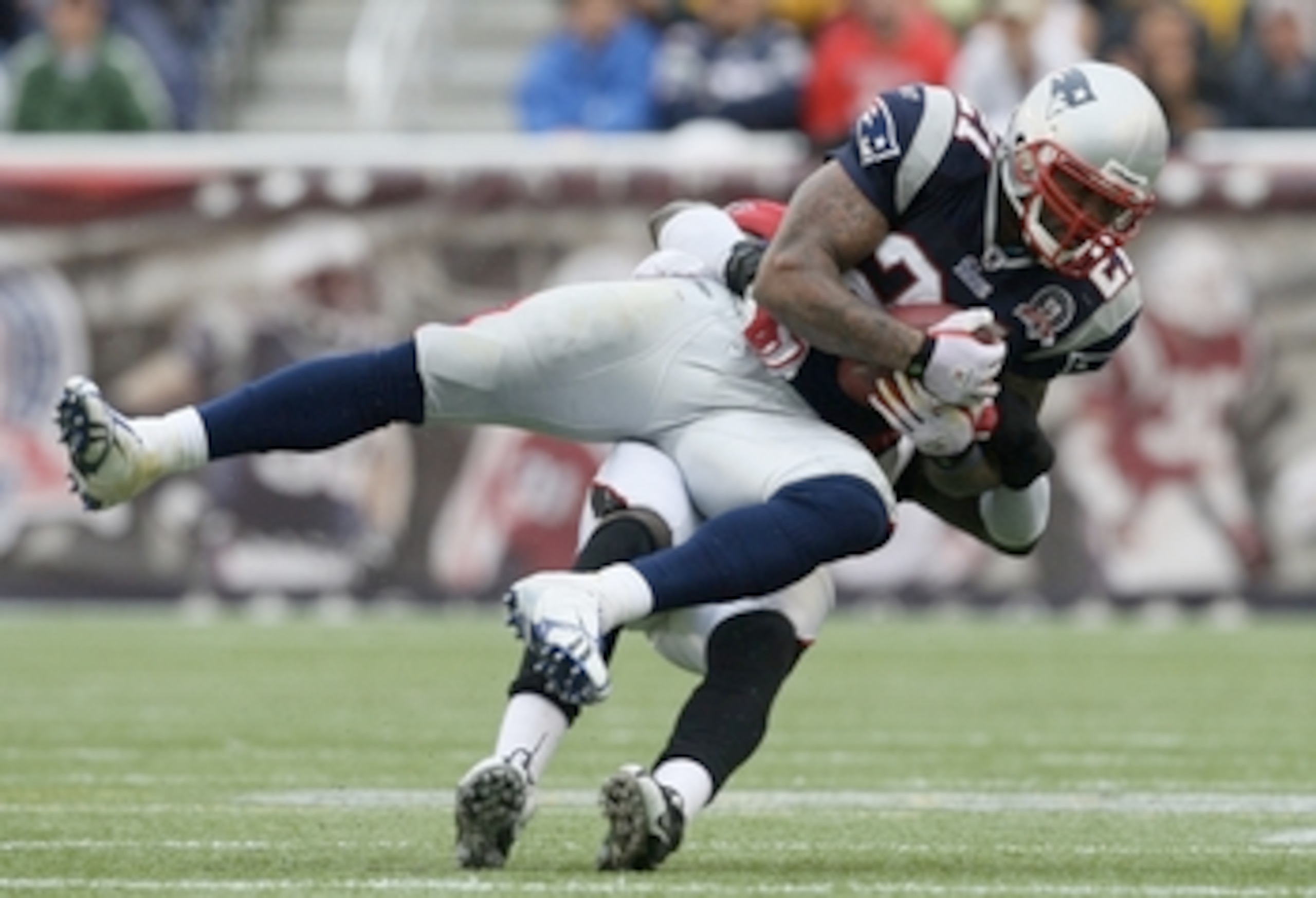 FOXBORO, MA - SEPTEMBER 27:  Fred Taylor #21 of the New England Patriots makes a catch against the Atlanta Falcons during the third quarter of the game at Gillette Stadium on September 27, 2009 in Foxboro, Massachusetts.  (Photo by Jim Rogash/Getty Images