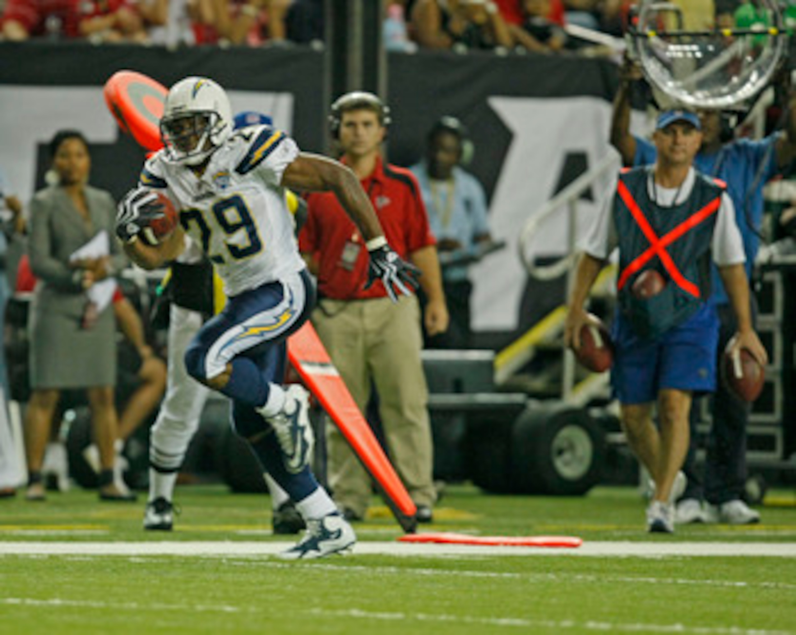 ATLANTA - AUGUST 29:  Running back Michael Bennett #29 of the San Diego Chargers runs towards the end zone for a first half touchdown during the game against the Atlanta Falcons at the Georgia Dome on August 29, 2009 in Atlanta, Georgia.  (Photo by Mike Z