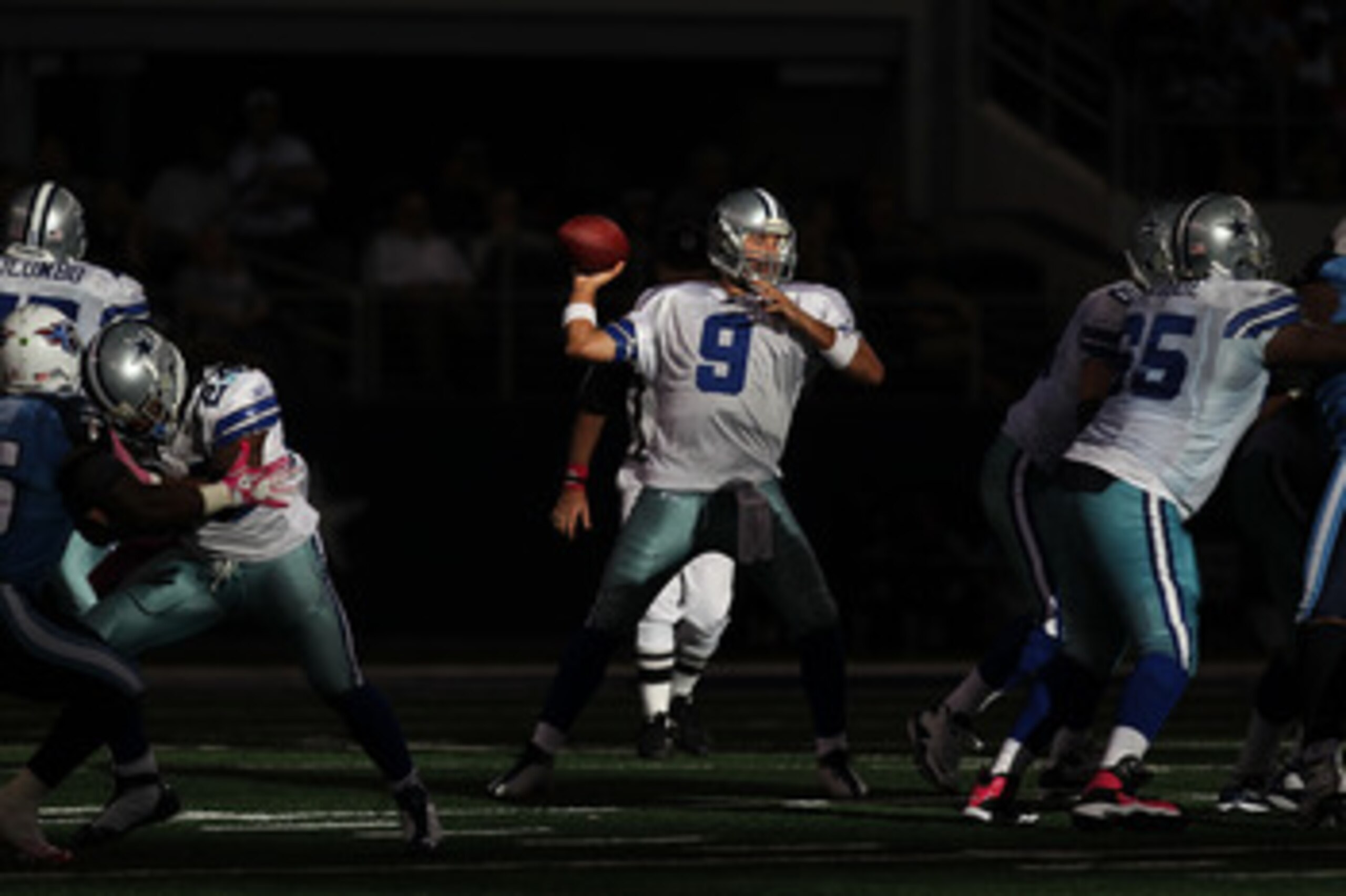 ARLINGTON, TX - OCTOBER 10:  Quarterback Tony Romo #9 of the Dallas Cowboys at Cowboys Stadium on October 10, 2010 in Arlington, Texas.  (Photo by Ronald Martinez/Getty Images)
