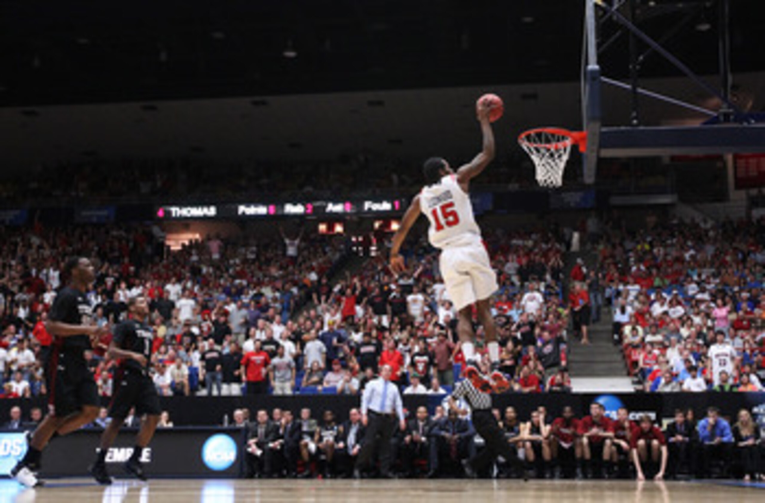 TUCSON, AZ - MARCH 19:  Kawhi Leonard #15 of the San Diego State Aztecs dunks against the Temple Owls during the third round of the 2011 NCAA men's basketball tournament at McKale Center on March 19, 2011 in Tucson, Arizona.  (Photo by Christian Petersen/