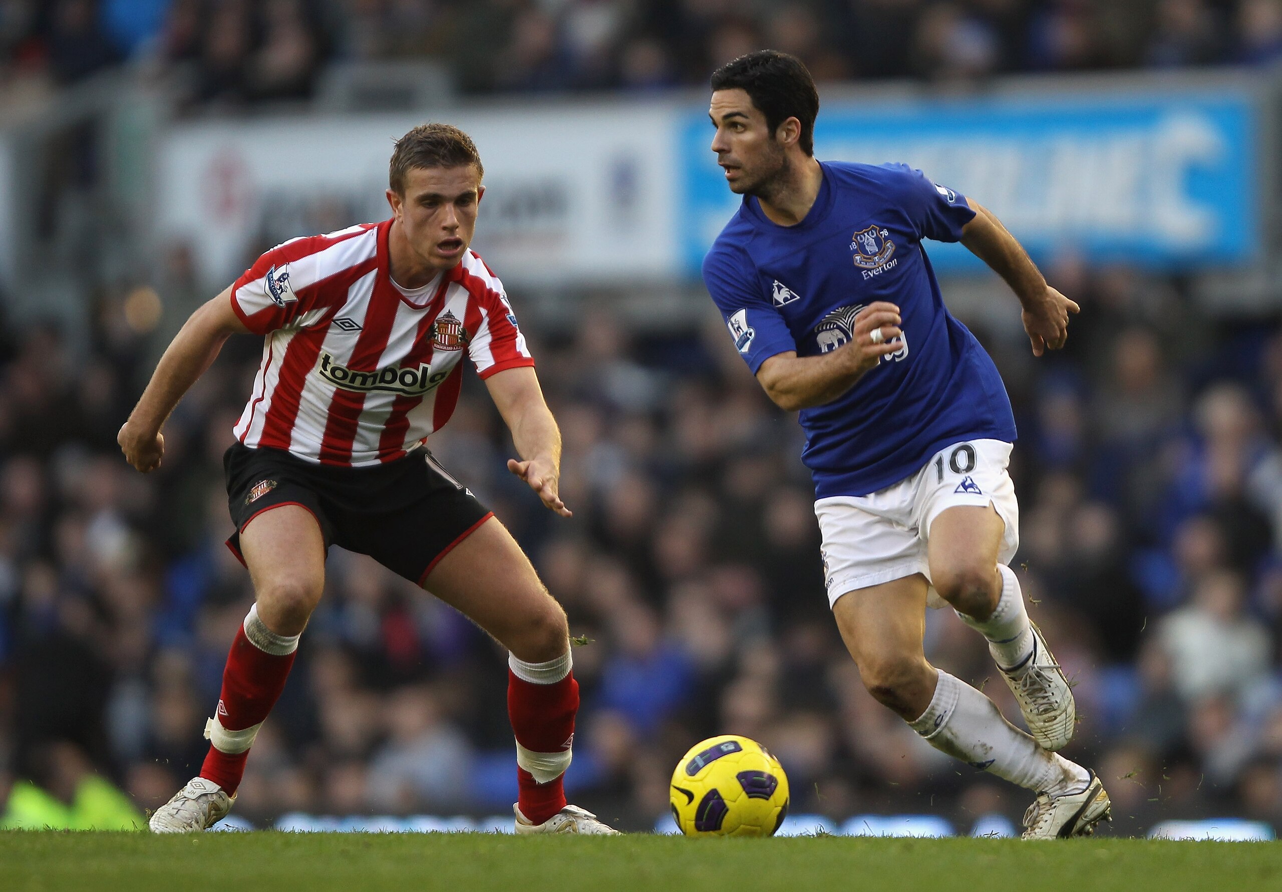 LIVERPOOL, ENGLAND - FEBRUARY 26: Mikel Arteta of Everton attempts to move away from Jordan Henderson of Sunderland during the Barclays Premier League match between Everton  and Sunderland at Goodison Park on February 26, 2011 in Liverpool, England.  (Pho