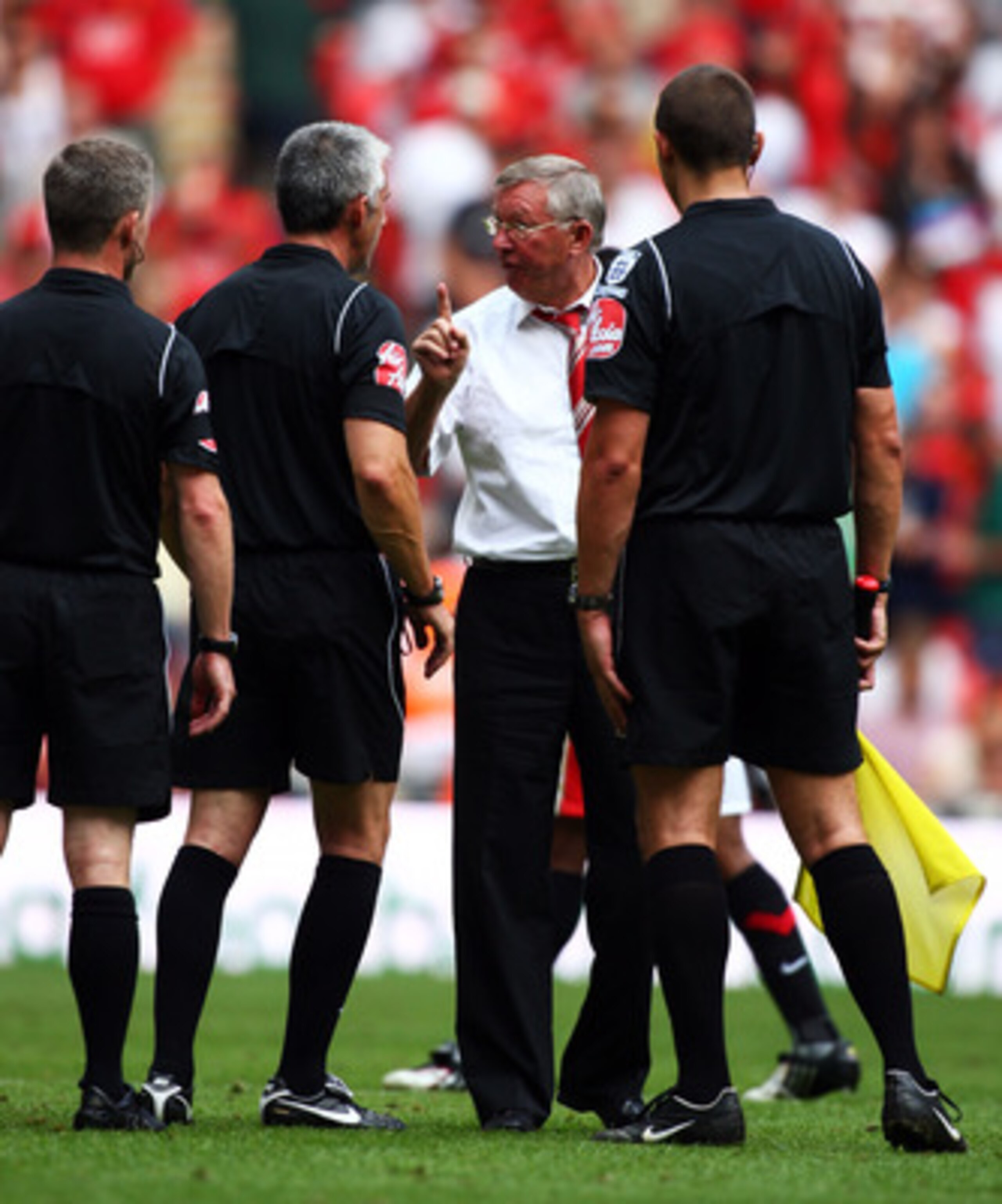 LONDON, ENGLAND - AUGUST 09:  Sir Alex Ferguson manager of Manchester United (C) argues with referee Chris Foy prior to the penalty shoot out during the FA Community Shield match between Manchester United and Chelsea at Wembley Stadium on August 9, 2009 i