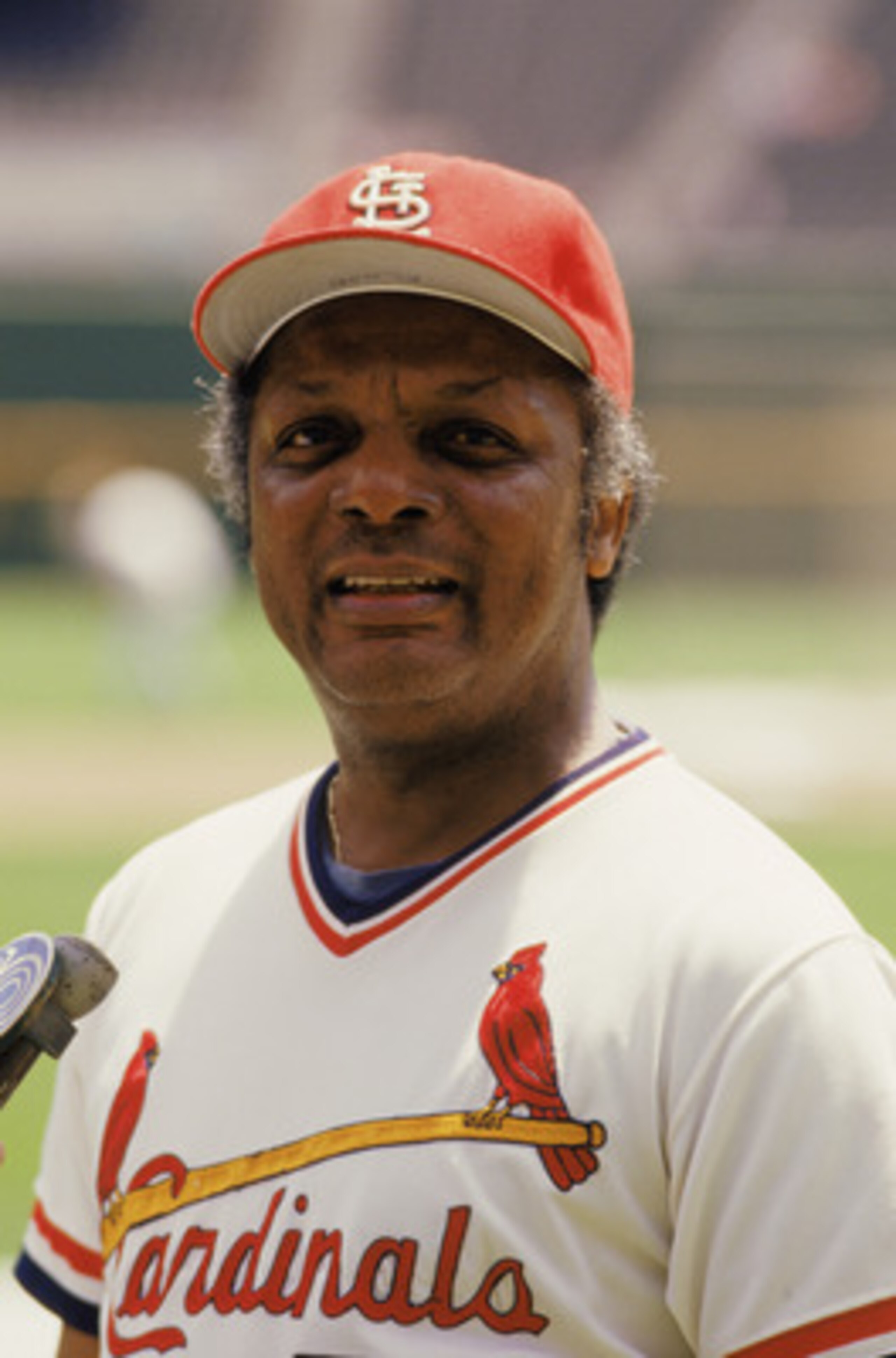 1986:  Former Cardinal Player '58-'69  Curt Flood  wearing a jersey talks to the press during the 1986 season. (Photo by: Stephen Dunn/Getty Images)