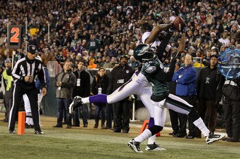 PHILADELPHIA, PA - DECEMBER 28:  Sidney Rice #18 of the Minnesota Vikings in action against Asante Samuel #22 of the Philadelphia Eagles at Lincoln Financial Field on December 28, 2010 in Philadelphia, Pennsylvania.  (Photo by Jim McIsaac/Getty Images)