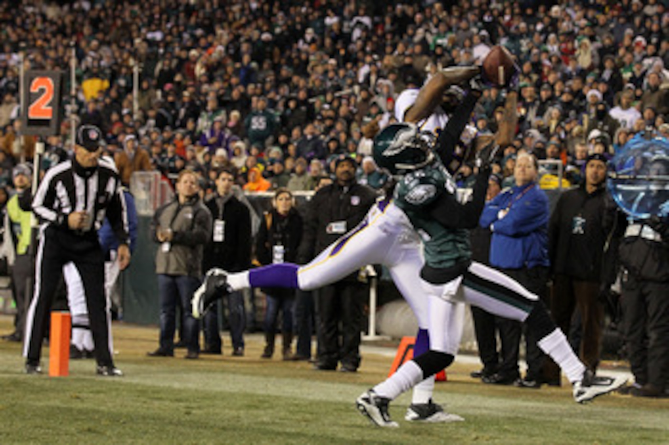 PHILADELPHIA, PA - DECEMBER 28:  Sidney Rice #18 of the Minnesota Vikings in action against Asante Samuel #22 of the Philadelphia Eagles at Lincoln Financial Field on December 28, 2010 in Philadelphia, Pennsylvania.  (Photo by Jim McIsaac/Getty Images)